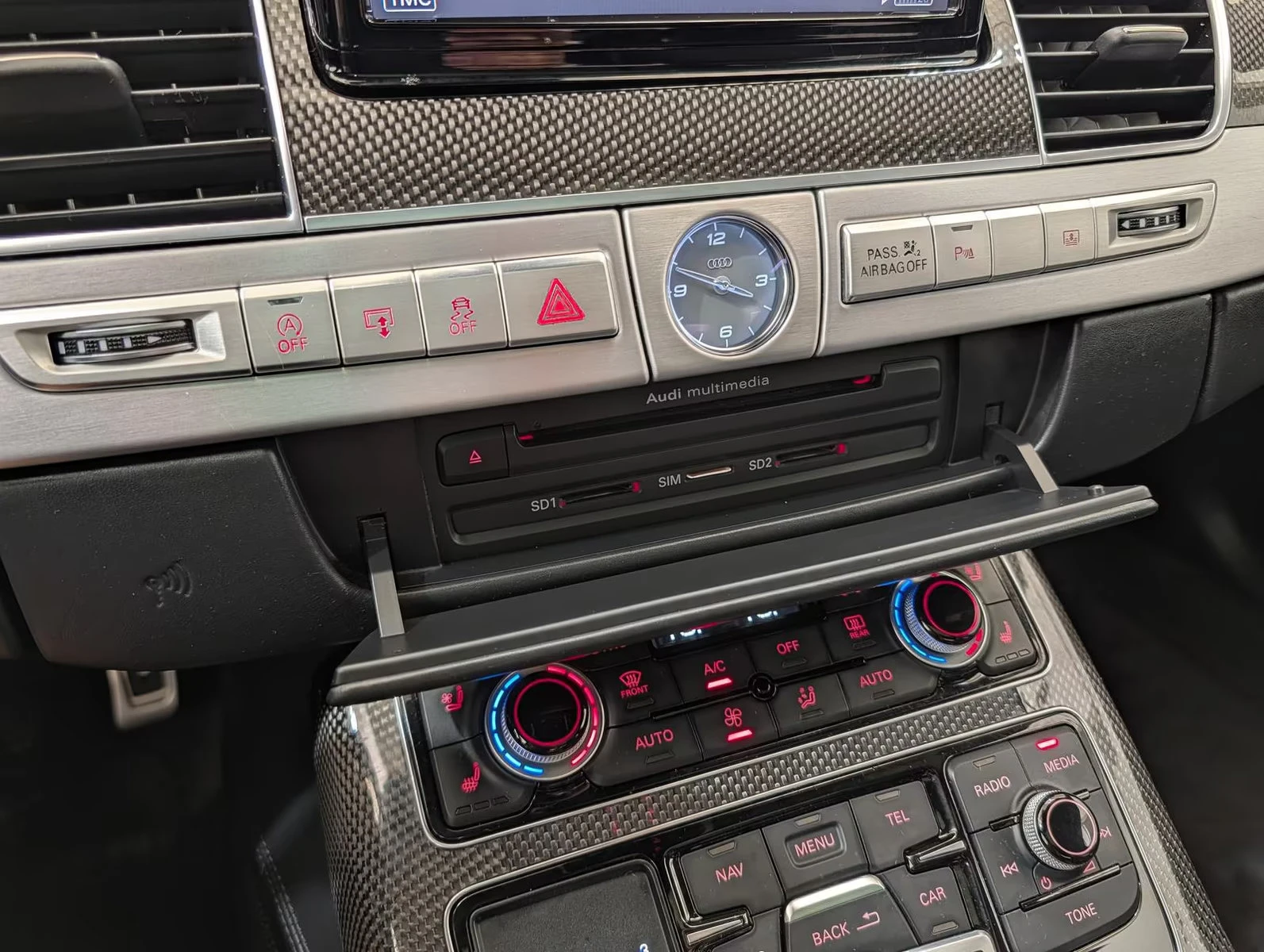 Audi S8 PLUS/605HP/KERAMIK/CARBON/360/MASS/PANO/B&O/702z, снимка 15 - Автомобили и джипове - 55487080