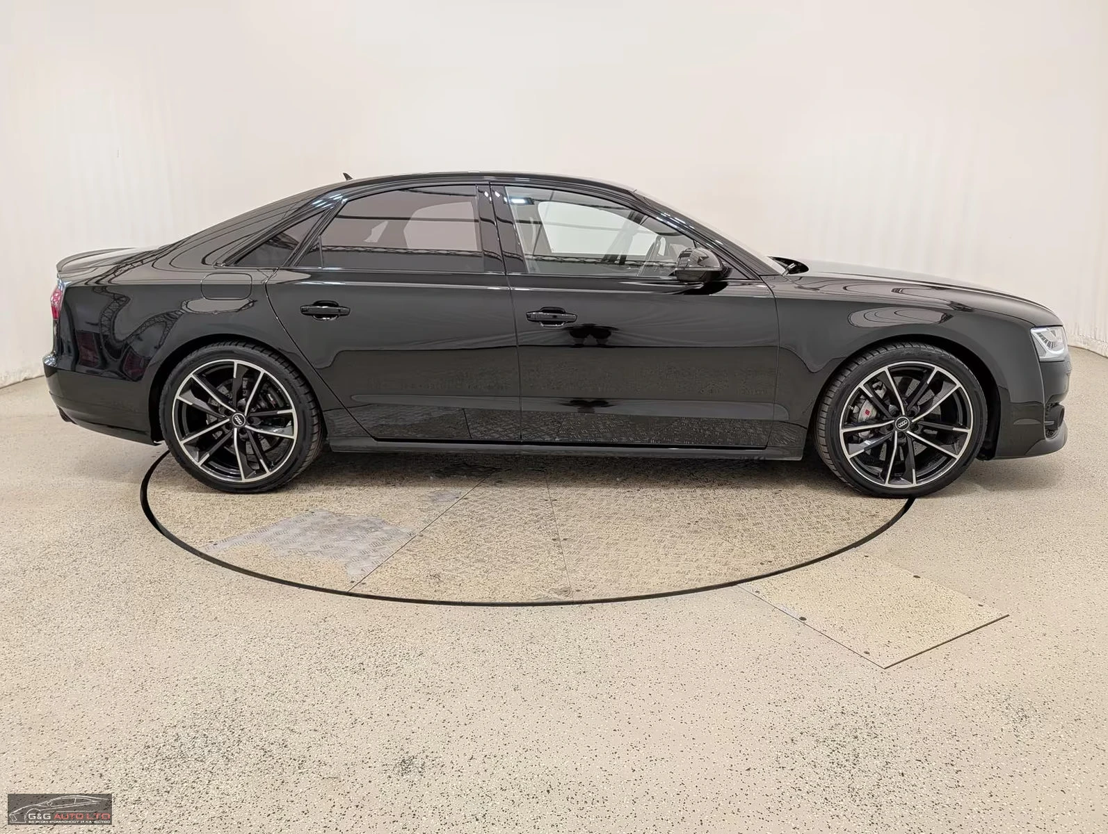 Audi S8 PLUS/605HP/KERAMIK/CARBON/360/MASS/PANO/B&O/702z, снимка 6 - Автомобили и джипове - 55487080