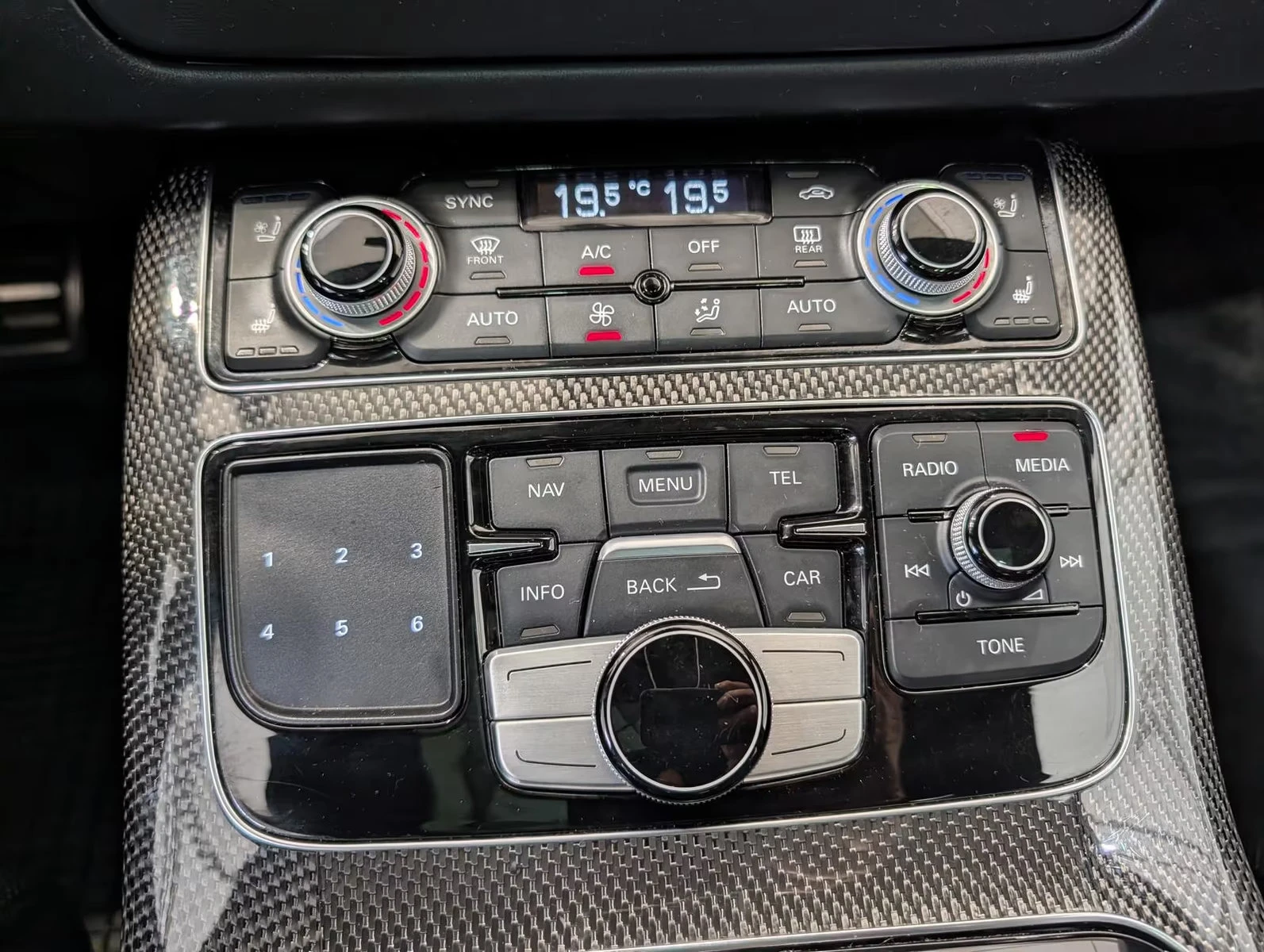 Audi S8 PLUS/605HP/KERAMIK/CARBON/360/MASS/PANO/B&O/702z, снимка 16 - Автомобили и джипове - 55487080
