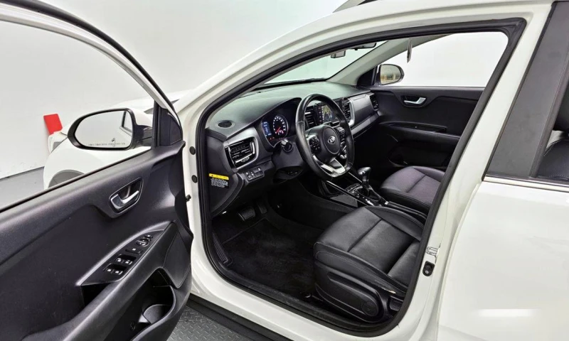 Kia Stonic Diesel 1.6 Trendy * НАЙ-ДОБРА ЦЕНА В БЪЛГАРИЯ* , снимка 10 - Автомобили и джипове - 52111954