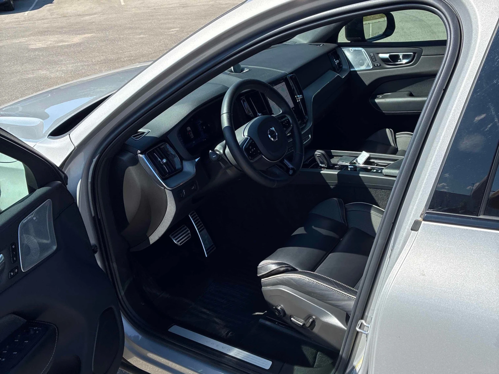 Volvo XC60 * R Design * CARFAX * ОПЦИЯ ЗА ФИНАНСИРАНЕ, снимка 5 - Автомобили и джипове - 55879762