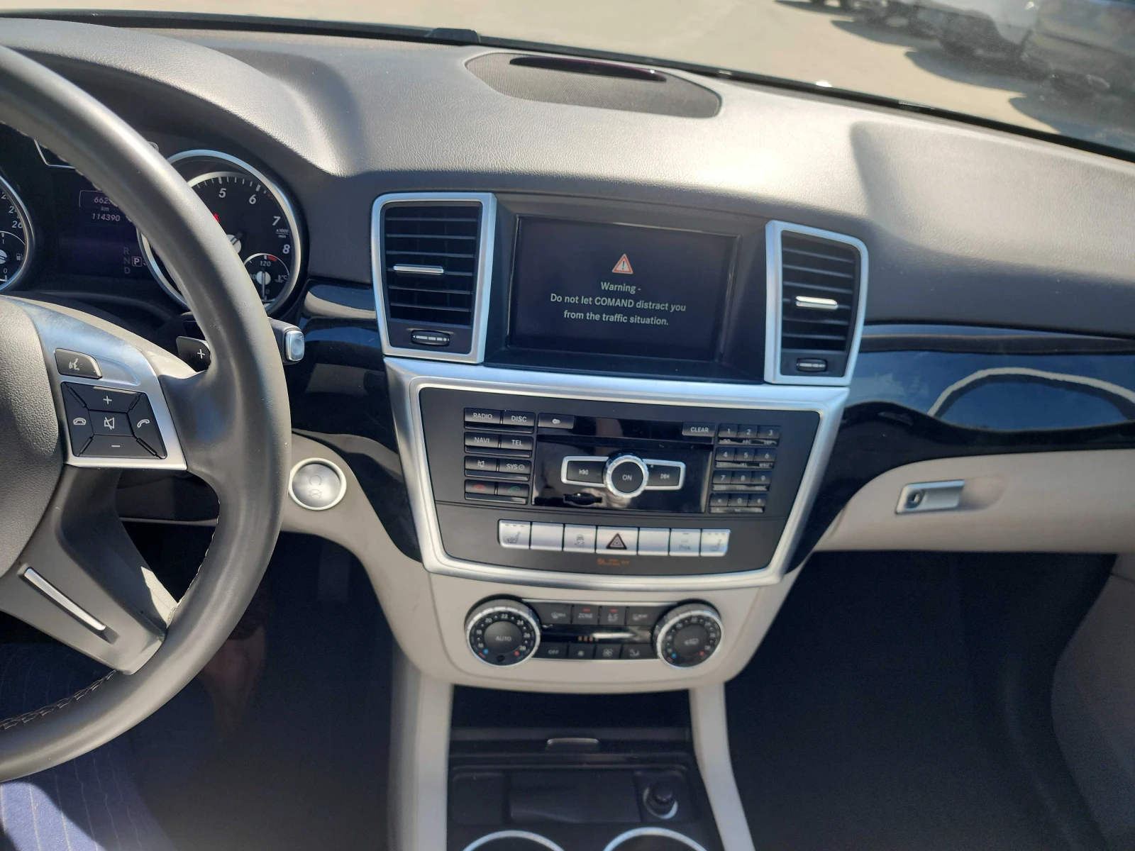 Mercedes-Benz ML 350 4MATIC* CARFAX * HARMAN KARDON * ПОДГРЕВ, снимка 9 - Автомобили и джипове - 56122921