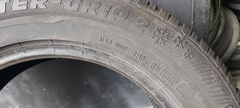 Гуми Зимни 215/65R17, снимка 8 - Гуми и джанти - 35130408