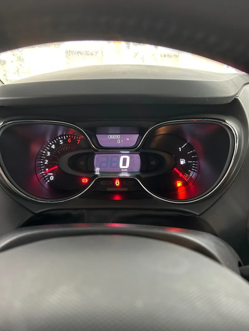 Renault Captur 0.900 i 90 кс, снимка 10 - Автомобили и джипове - 52998470