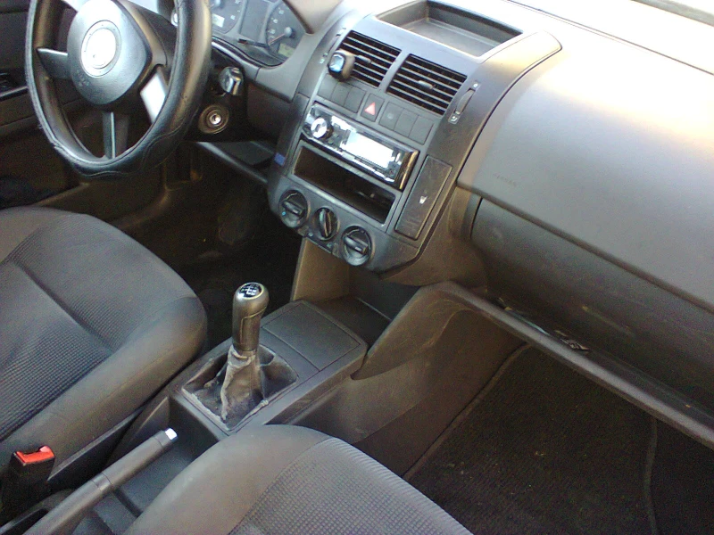 VW Polo 1.4 i -75 коня -бензин * КЛИМАТИК* , снимка 16 - Автомобили и джипове - 52923051