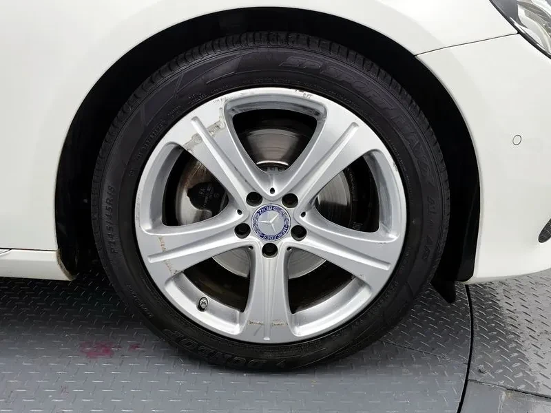 Mercedes-Benz E 200  - изображение 5