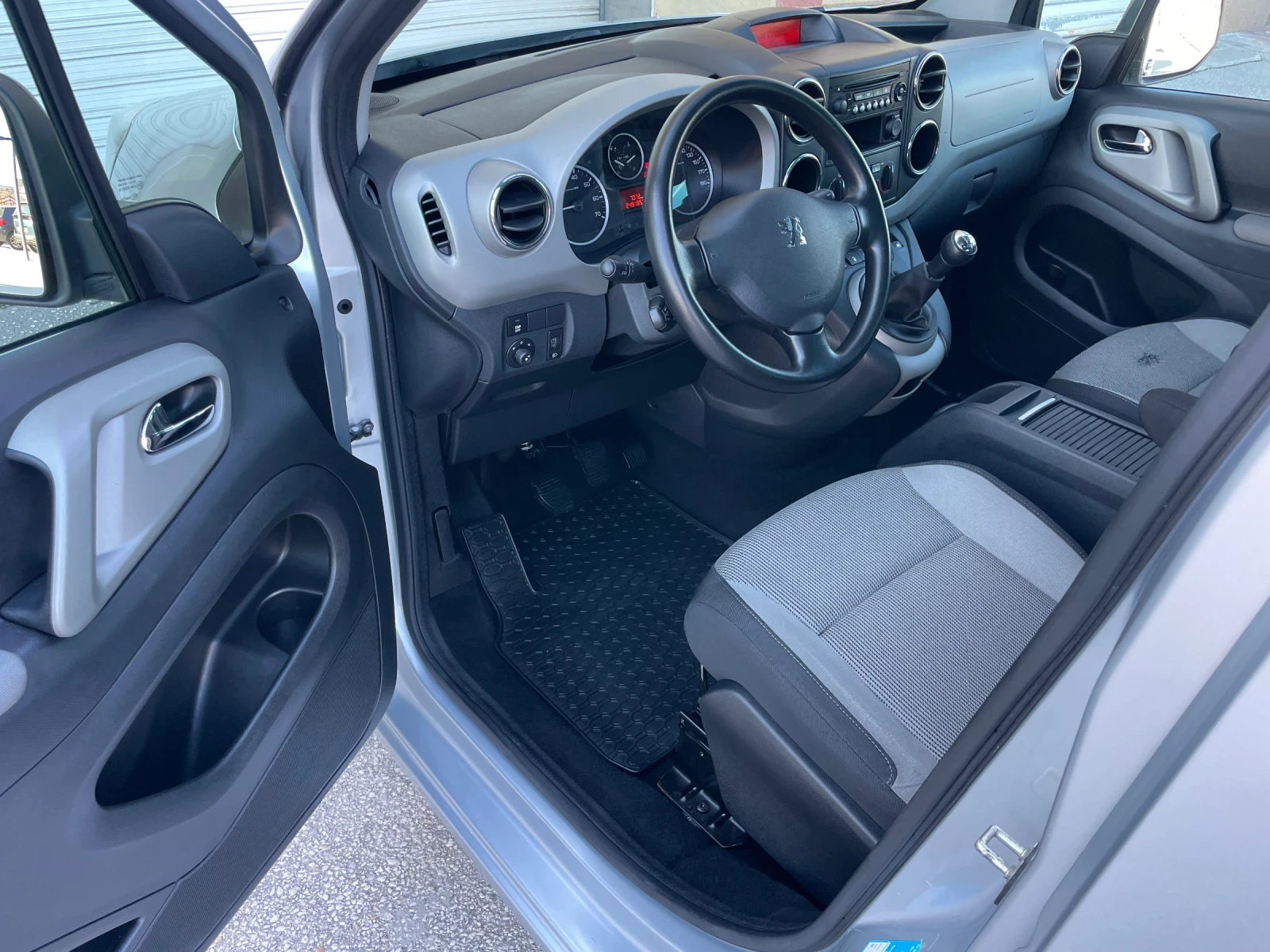 Peugeot Partner 1.6HDi 115�.�. FAMILY �������� �������� | Mobile.bg � ����������� 12