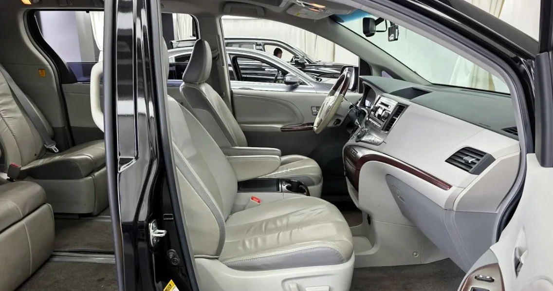 Toyota Sienna 3.5 бензин! Става на газ! Екзекютив!, снимка 5 - Автомобили и джипове - 54802174