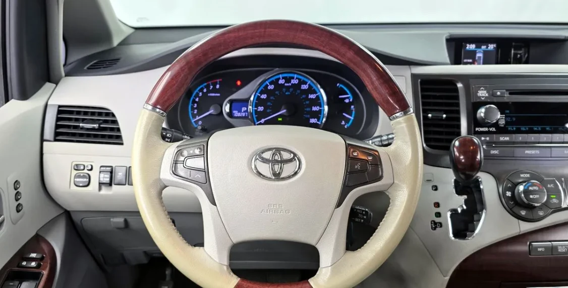 Toyota Sienna 3.5 бензин! Става на газ! Екзекютив!, снимка 6 - Автомобили и джипове - 54802174