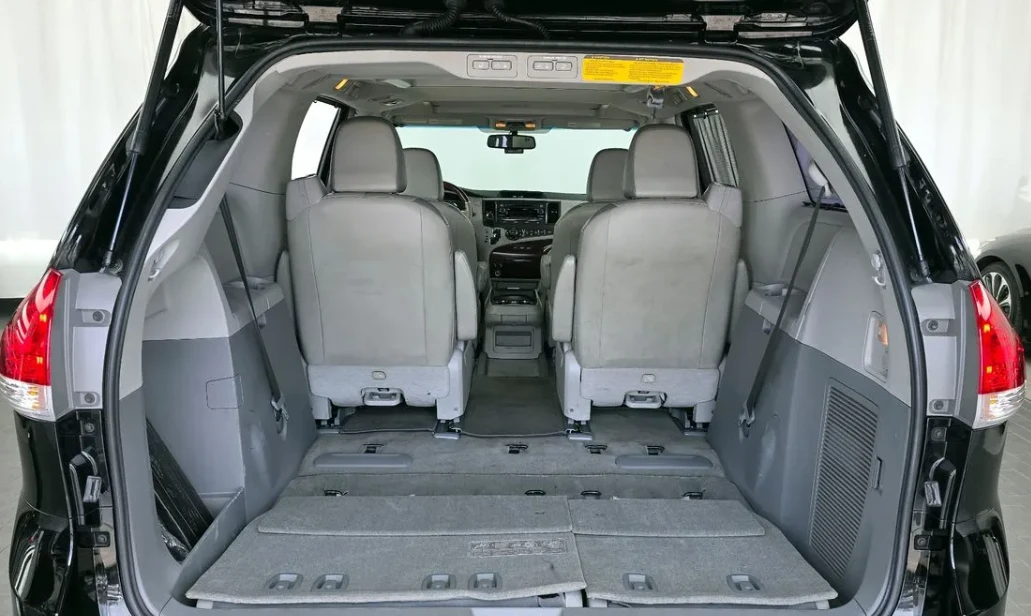 Toyota Sienna 3.5 бензин! Става на газ! Екзекютив!, снимка 12 - Автомобили и джипове - 54802174