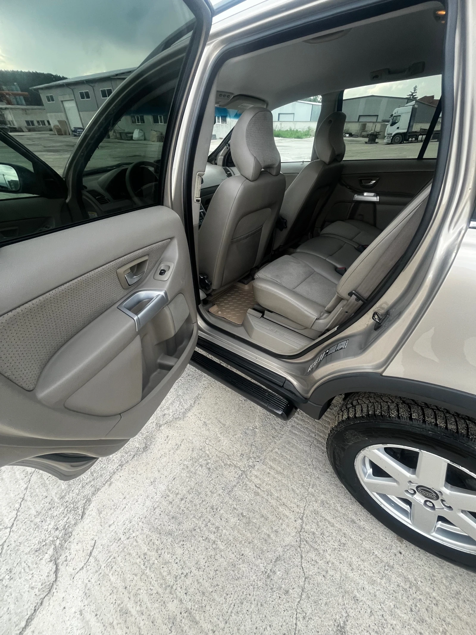 Volvo Xc90 2.4D5 AWD Подгреви, теглич, навигация, снимка 16 - Автомобили и джипове - 54766970