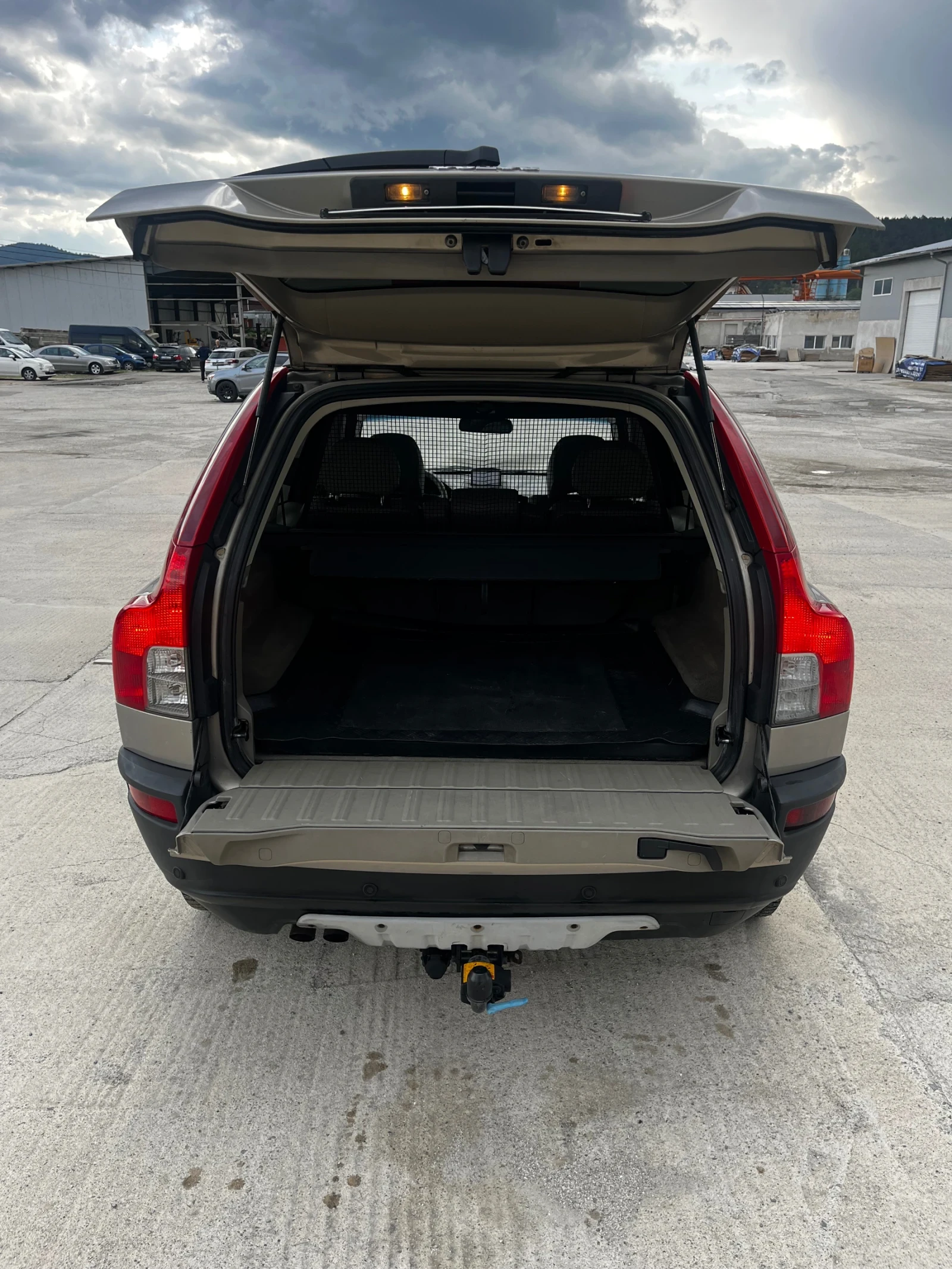 Volvo Xc90 2.4D5 AWD Подгреви, теглич, навигация, снимка 17 - Автомобили и джипове - 54766970