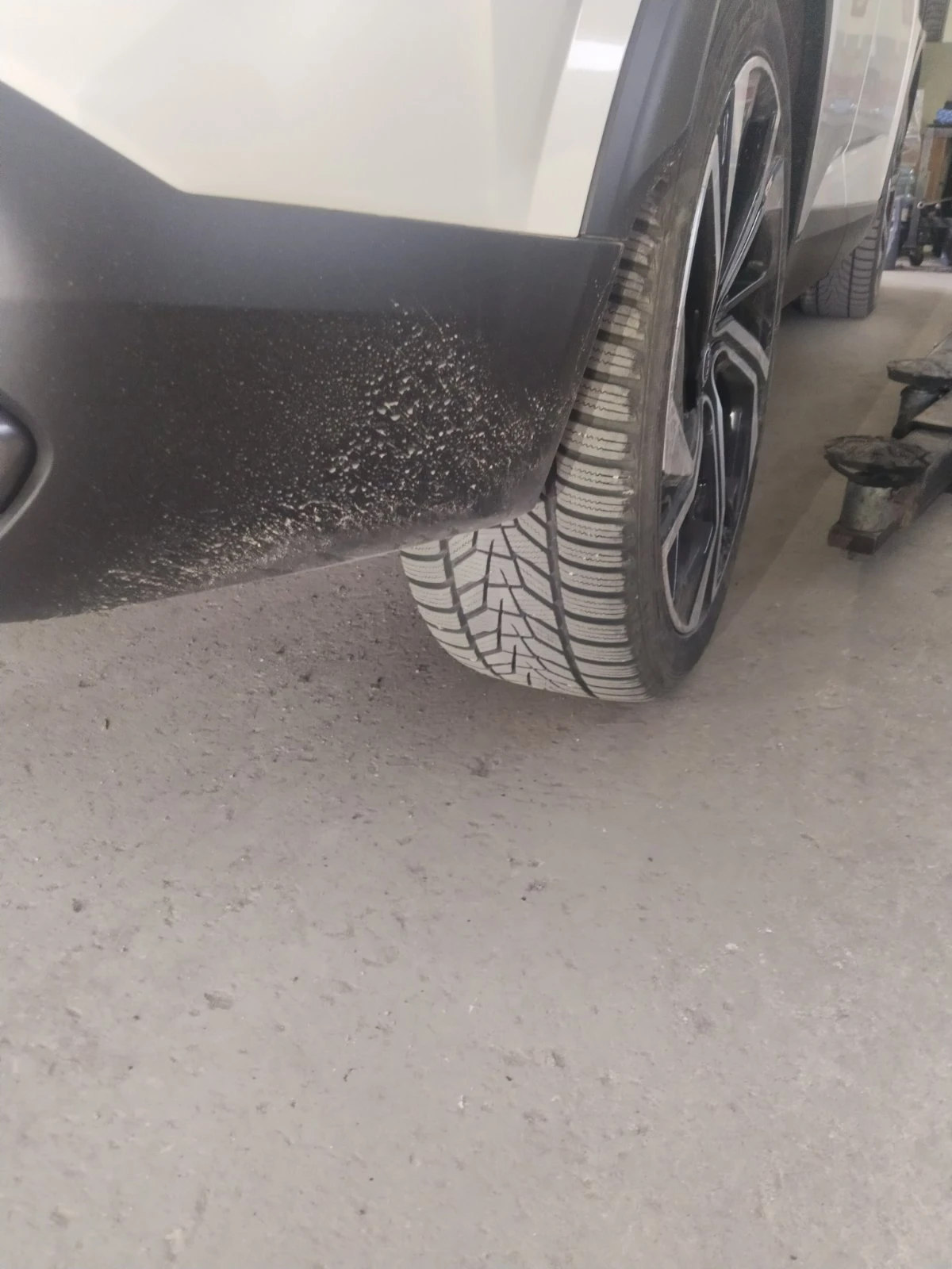 Гуми с джанти Hankook 235/45R20, снимка 2 - Гуми и джанти - 53769977