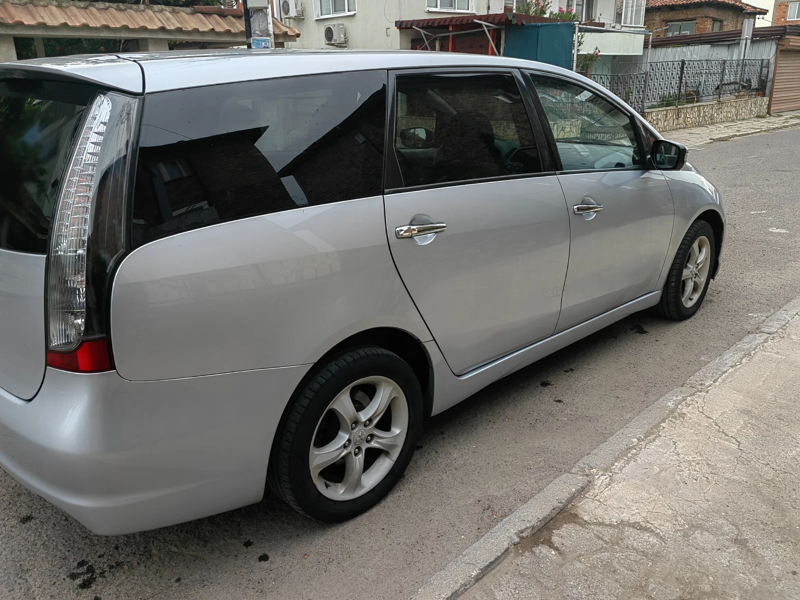 Mitsubishi Grandis MITSUBISHI Grandis 2.4i - изображение 3