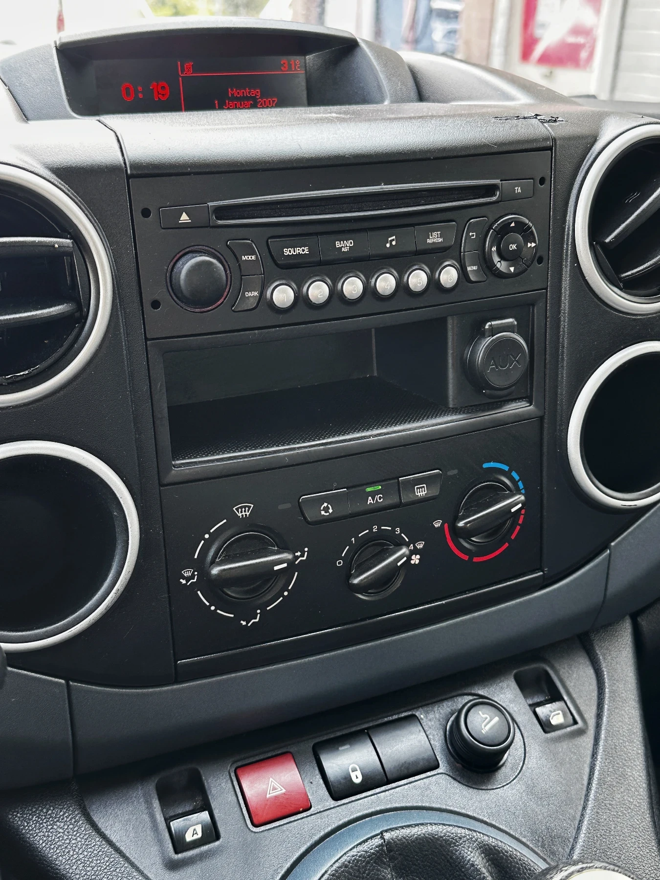 Peugeot Partner 1.6HDI/ КЛИМА - изображение 8