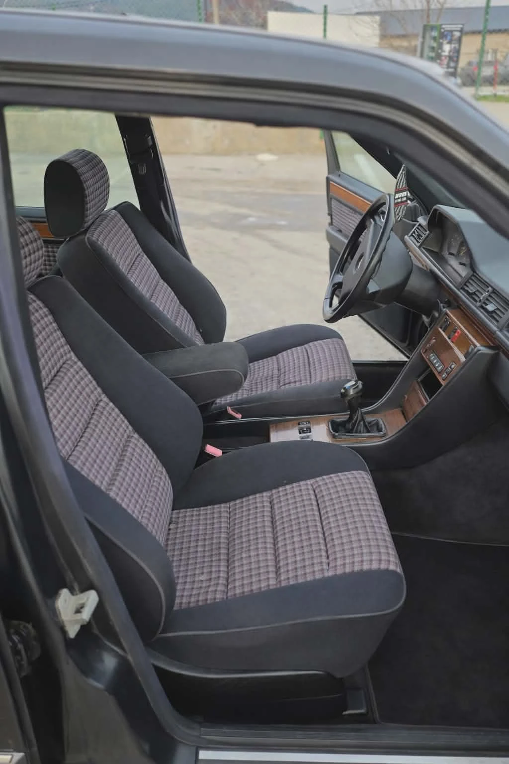 Mercedes-Benz 124 2.0, снимка 6 - Автомобили и джипове - 53763439