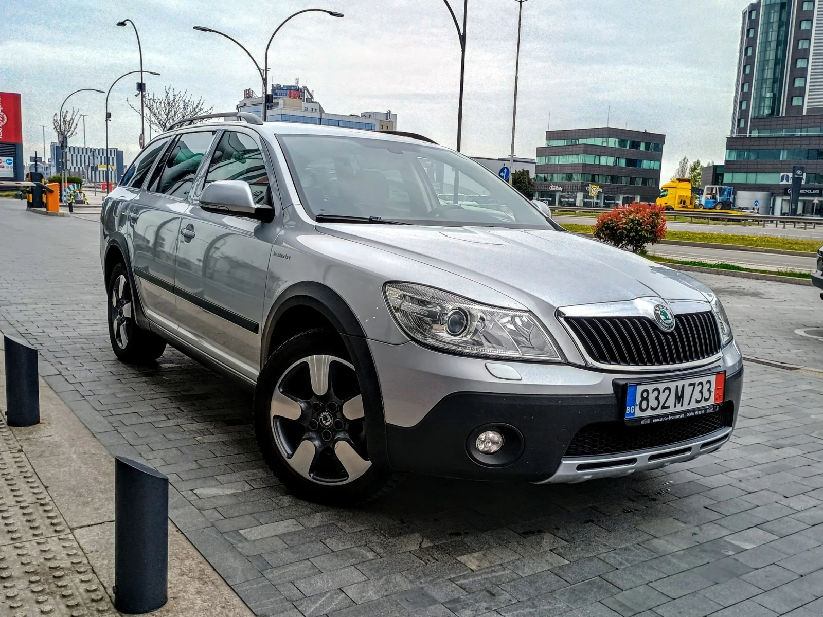 Skoda Octavia * SCOUT * 4X4 * XENON * ПОДГРЕВ * НАВИГАЦИЯ , снимка 3 - Автомобили и джипове - 54215910