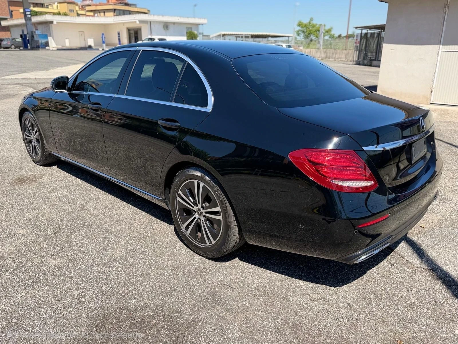 Mercedes-Benz E 200 D Premium Plus, снимка 4 - Автомобили и джипове - 54468342