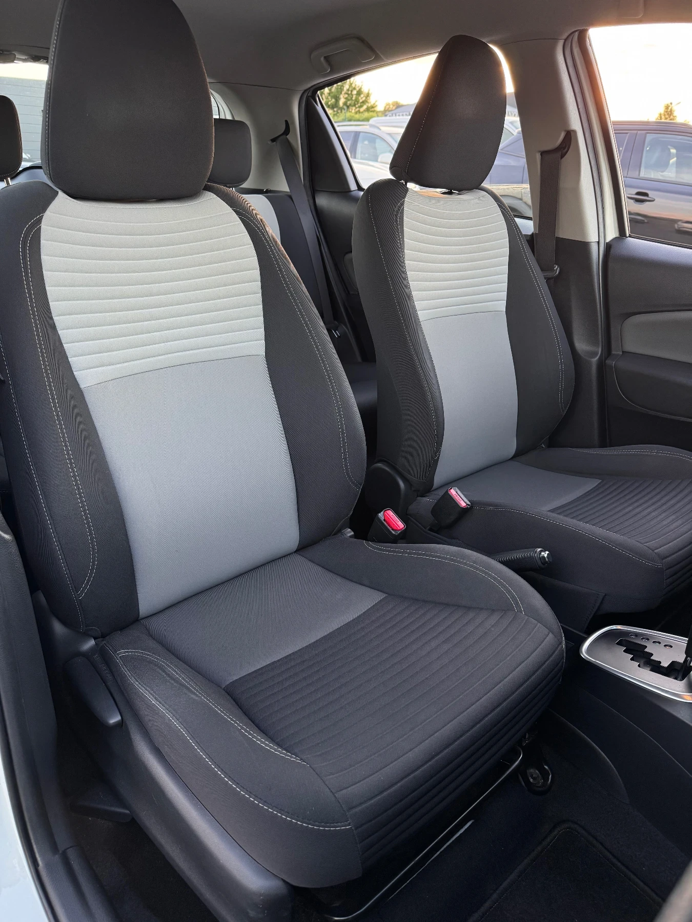 Toyota Yaris 1.5i Hybrid, снимка 15 - Автомобили и джипове - 54934349