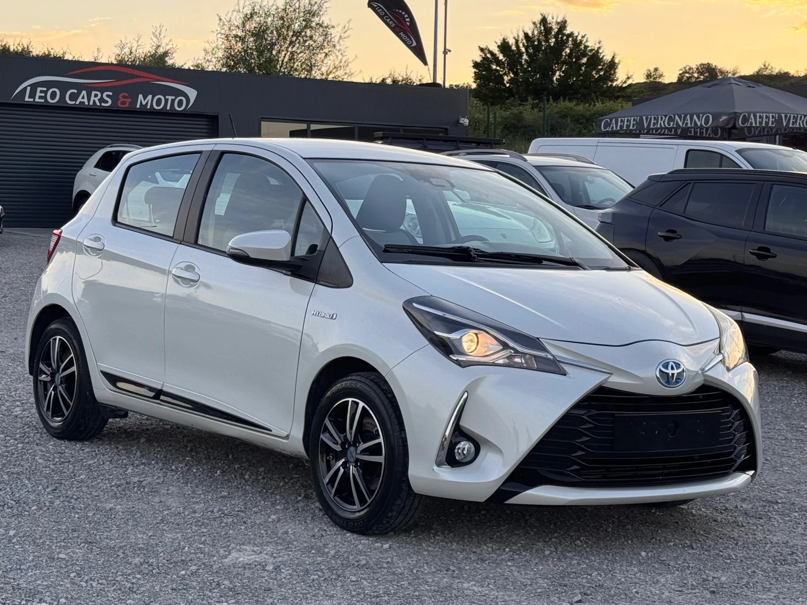 Toyota Yaris 1.5i Hybrid, снимка 3 - Автомобили и джипове - 54934349