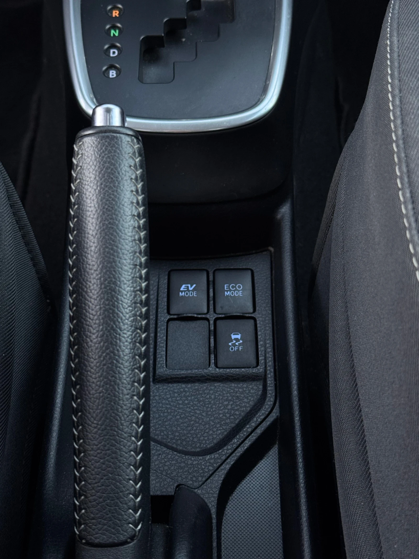 Toyota Yaris 1.5i Hybrid, снимка 12 - Автомобили и джипове - 54934349