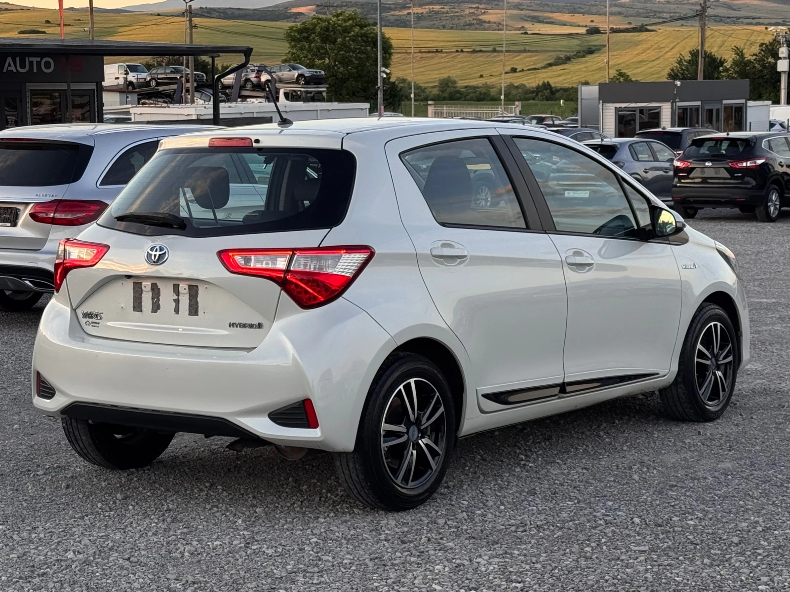 Toyota Yaris 1.5i Hybrid, снимка 4 - Автомобили и джипове - 54934349
