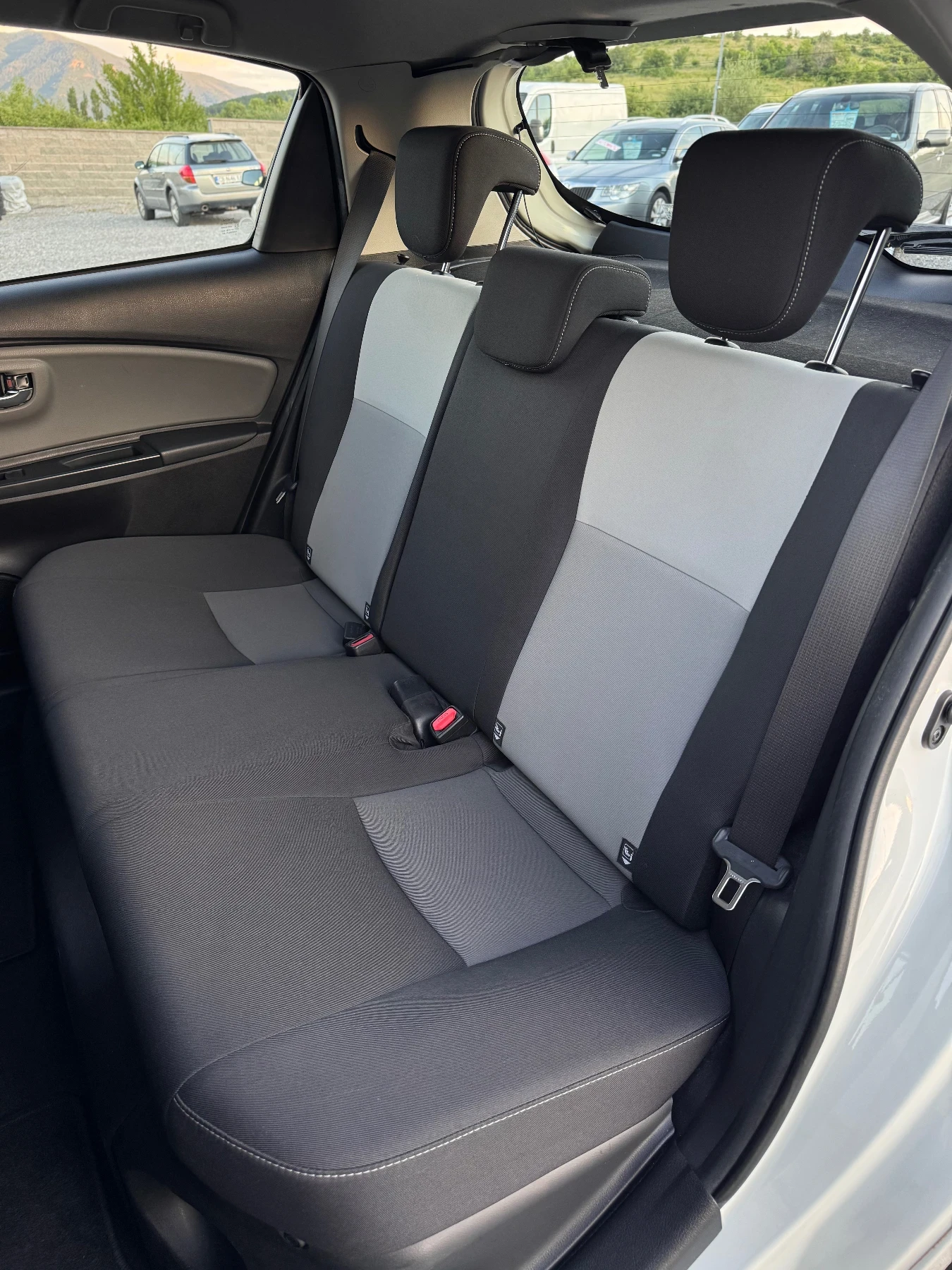 Toyota Yaris 1.5i Hybrid, снимка 14 - Автомобили и джипове - 54934349