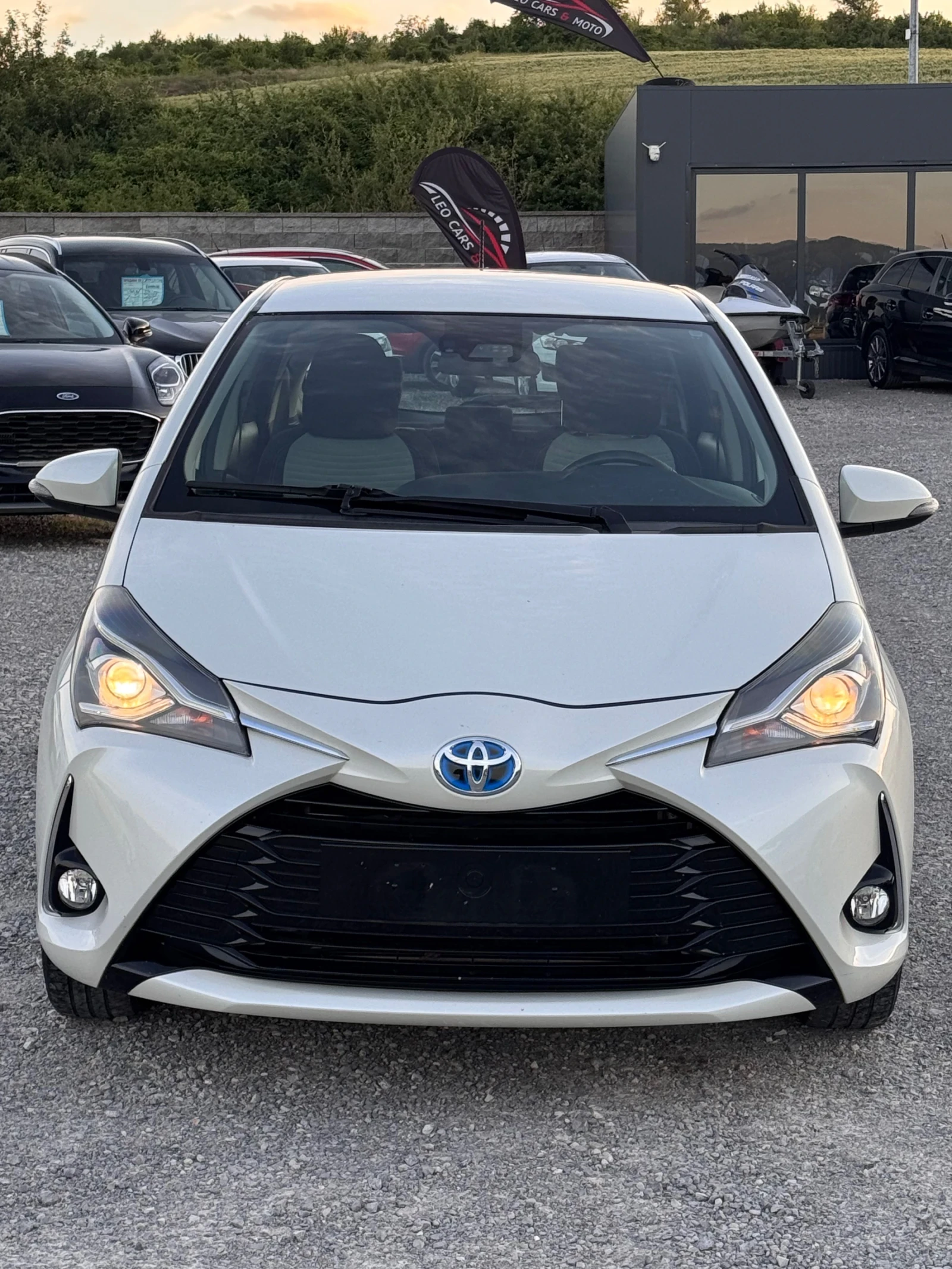 Toyota Yaris 1.5i Hybrid, снимка 2 - Автомобили и джипове - 54934349