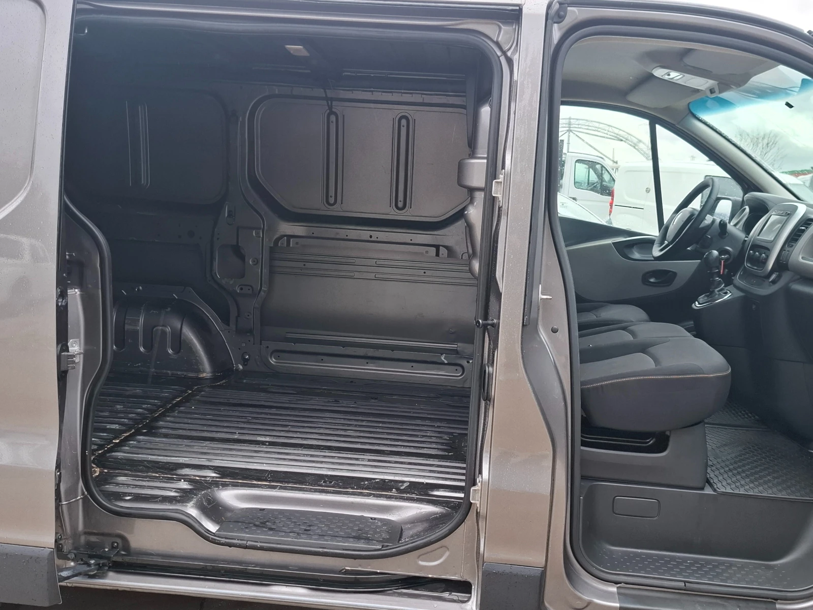 Renault Trafic 1.6CDTI/Euro5B - изображение 10