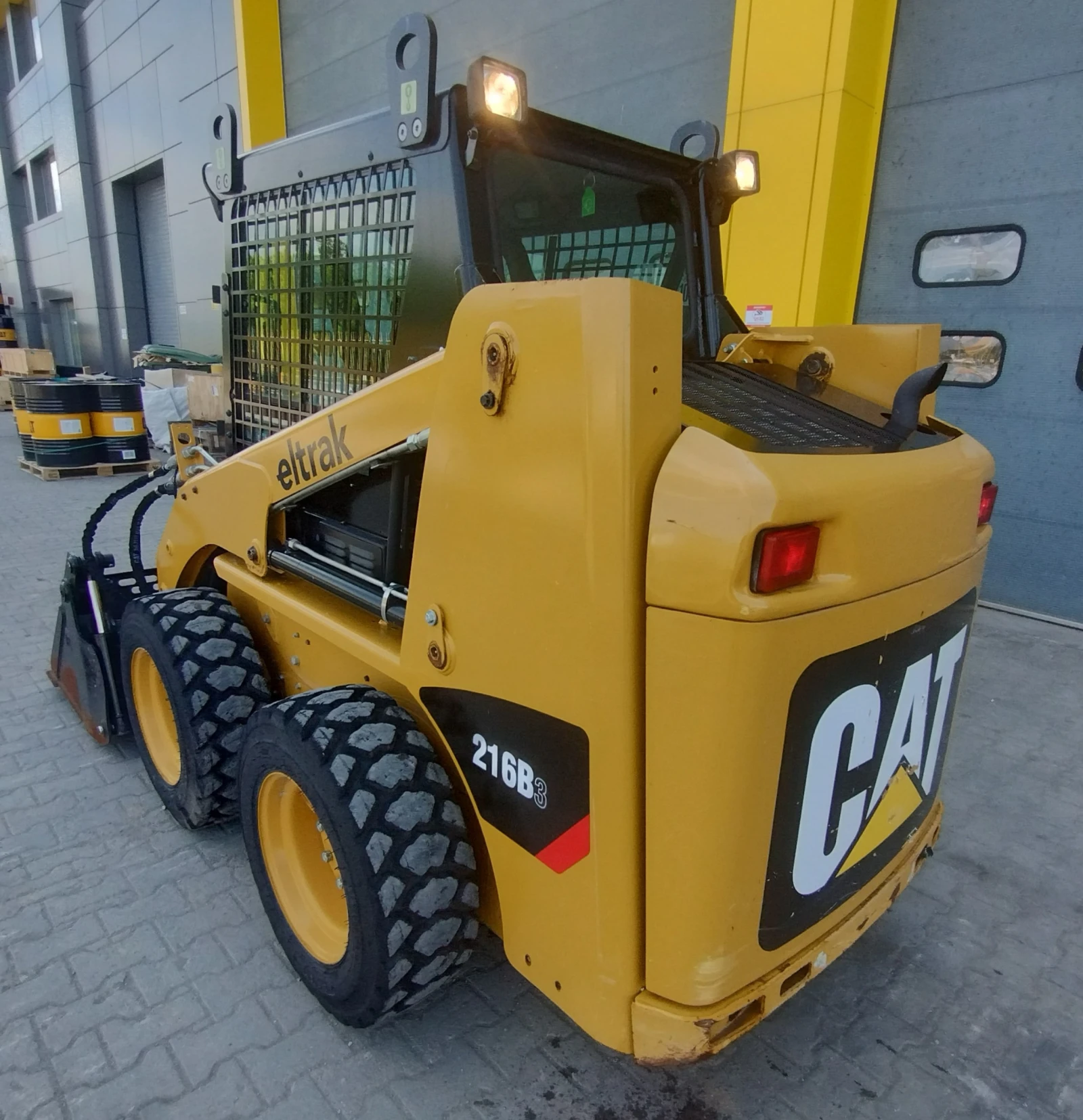 Мини челни товарачи Cat 216B3 - изображение 3