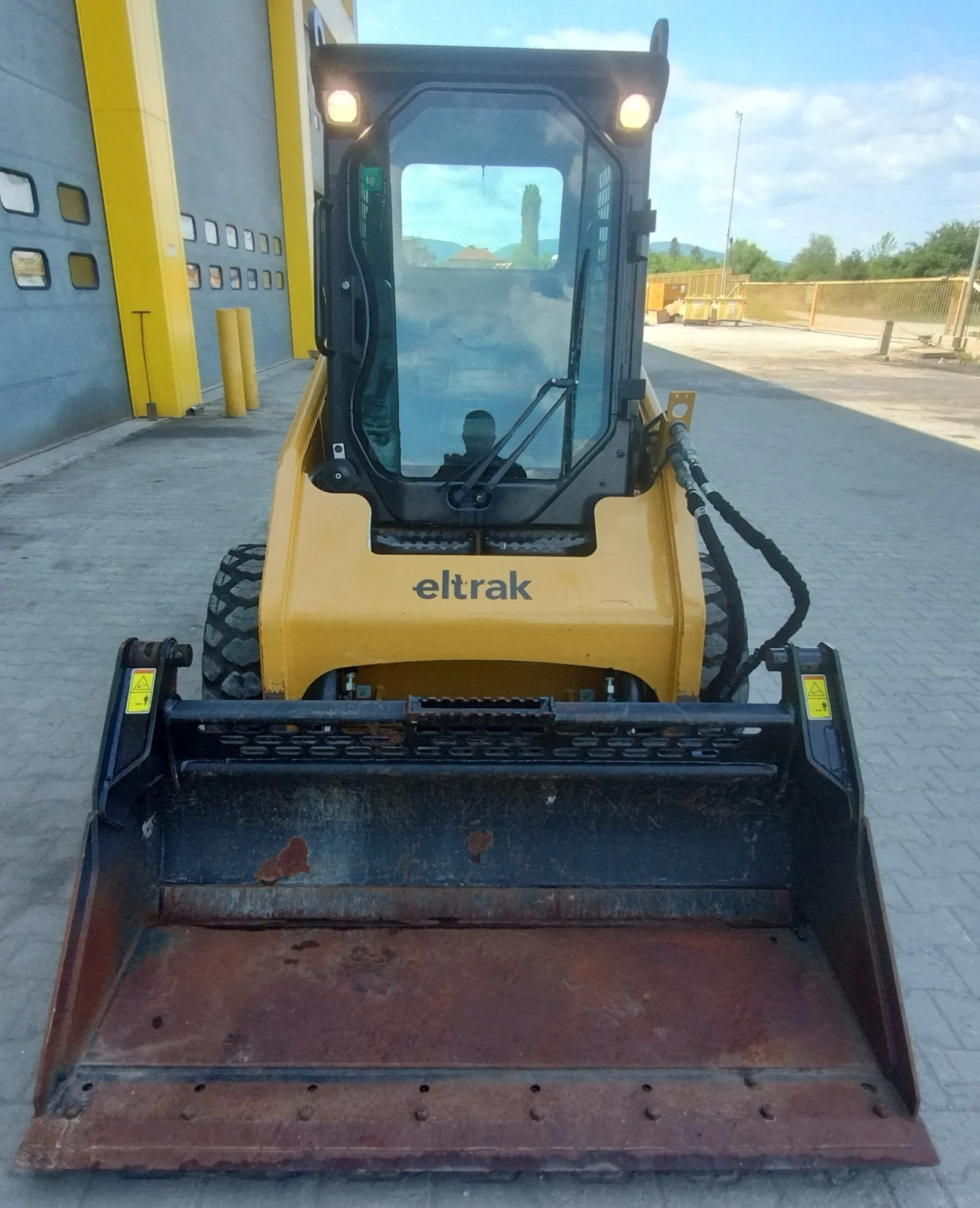 Мини челни товарачи Cat 216B3 - изображение 9