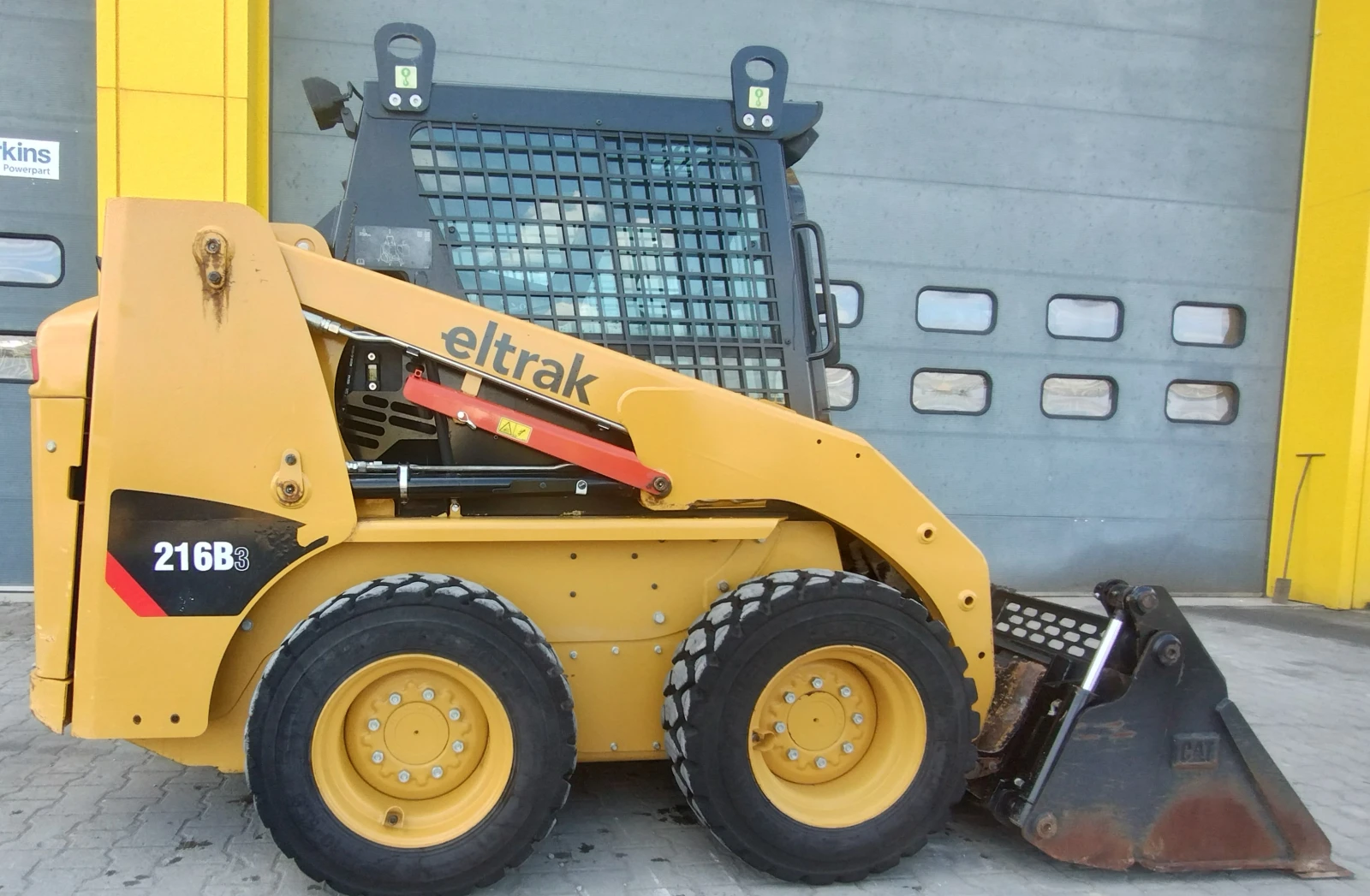 Мини челни товарачи Cat 216B3 - изображение 6