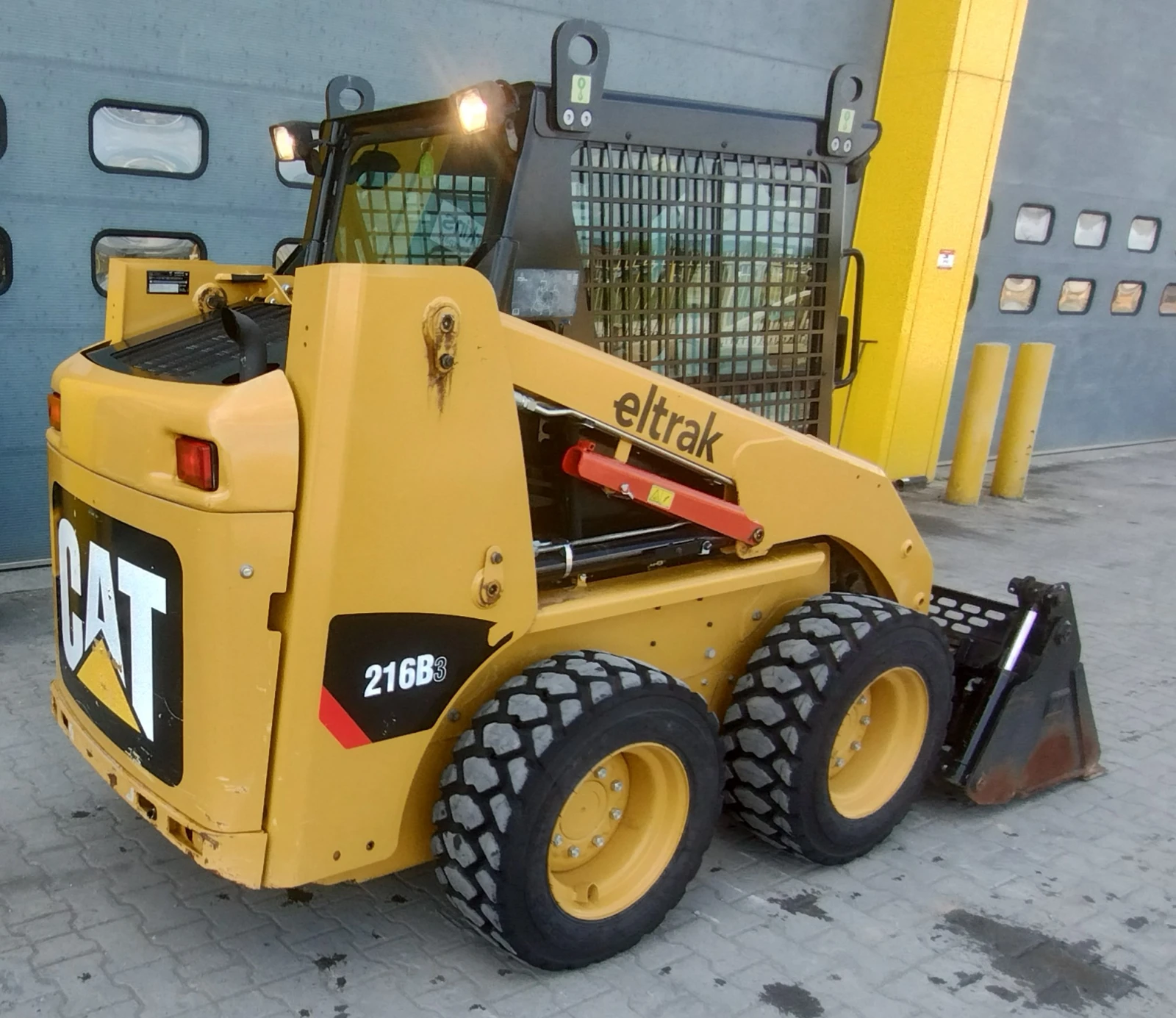 Мини челни товарачи Cat 216B3 - изображение 4