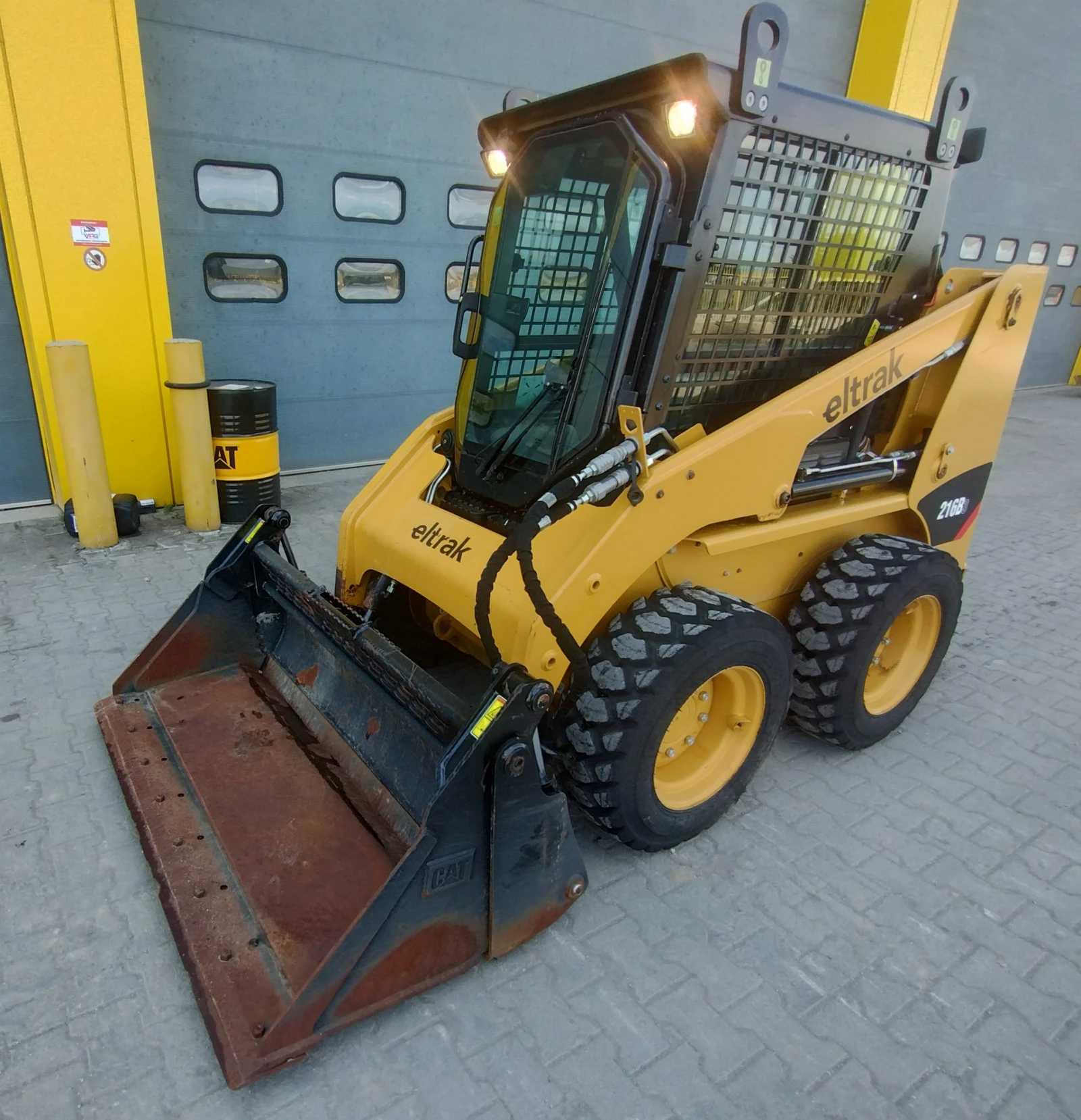Мини челни товарачи Cat 216B3 - изображение 2