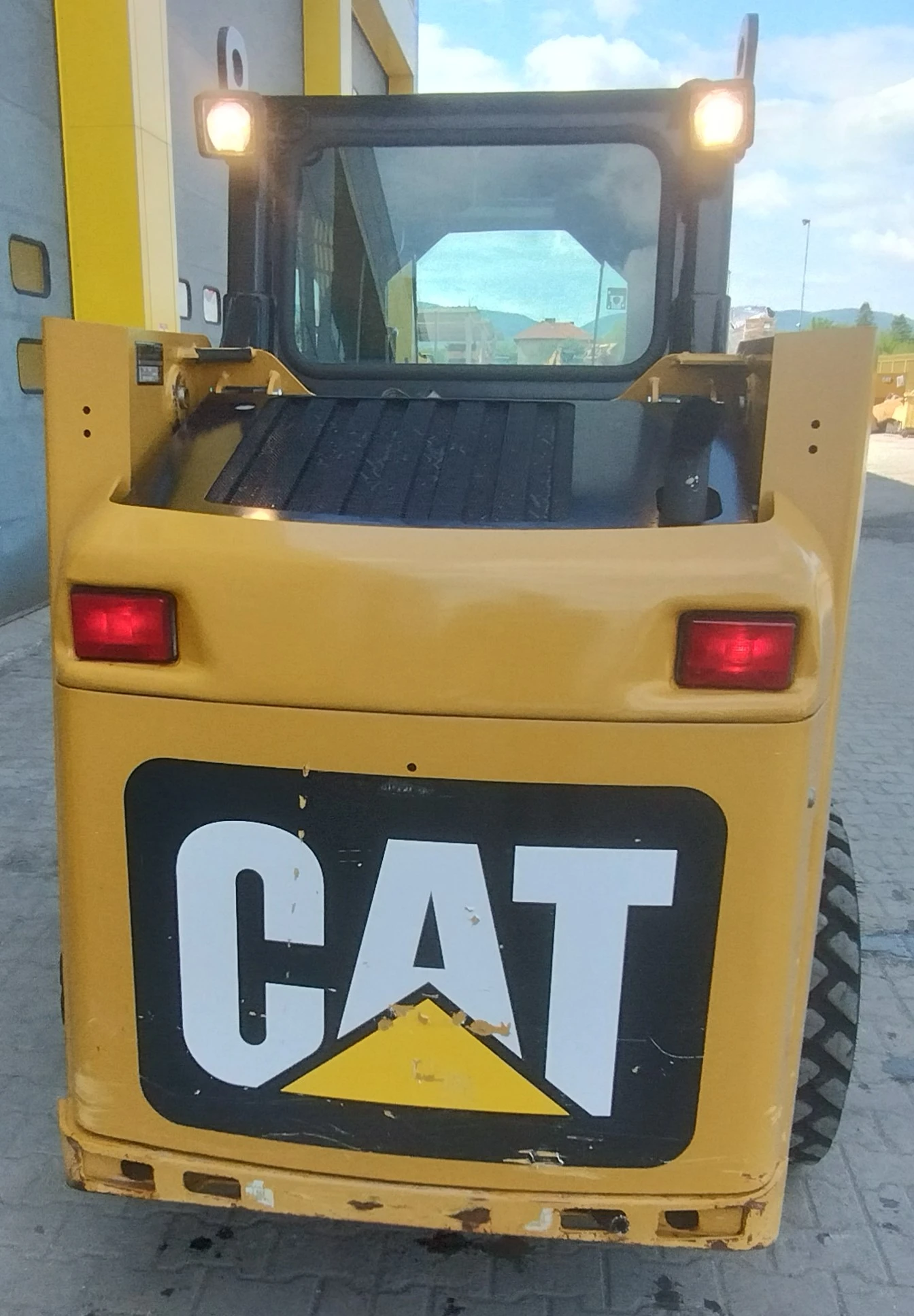 Мини челни товарачи Cat 216B3 - изображение 10