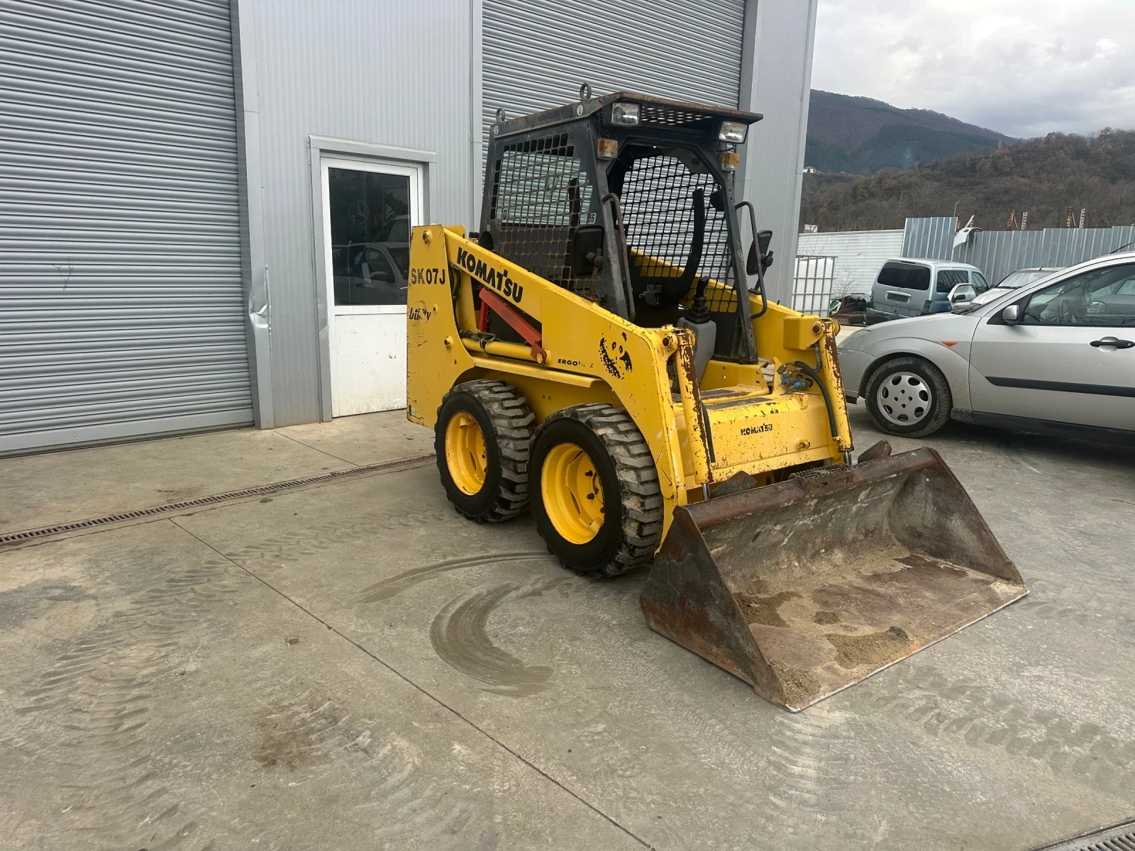 Мини челни товарачи Komatsu SK 07 J - изображение 8