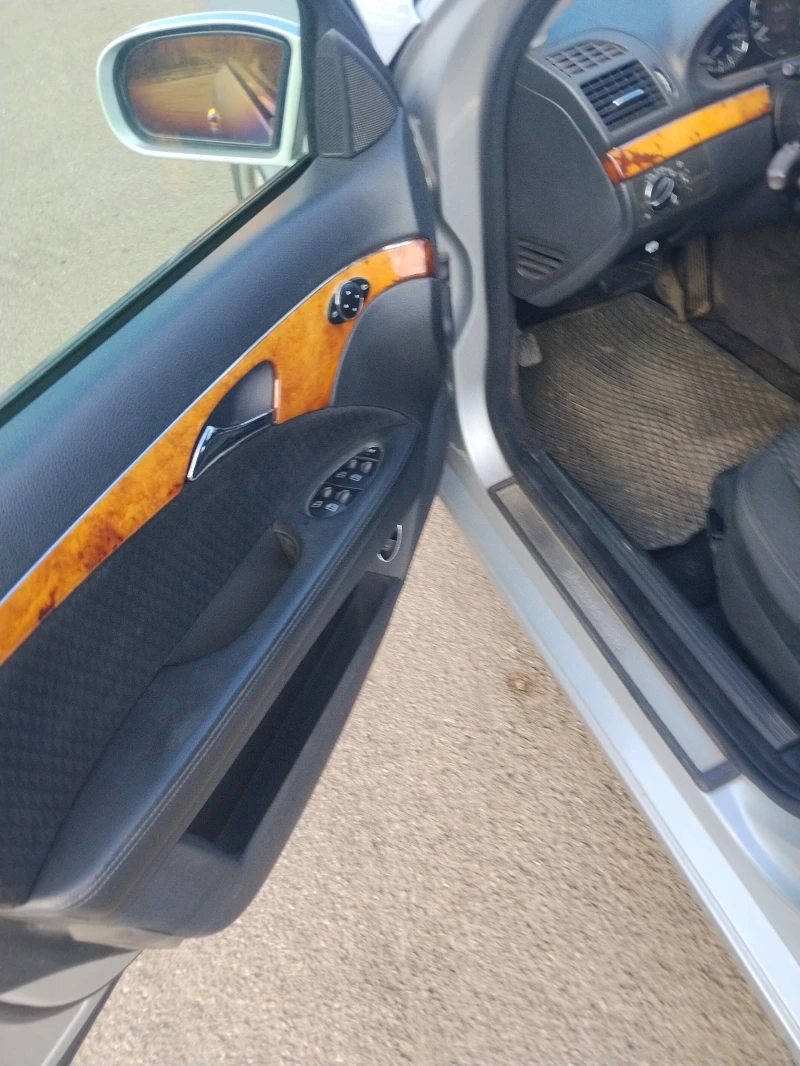 Mercedes-Benz E 200 2.0, снимка 11 - Автомобили и джипове - 52867536