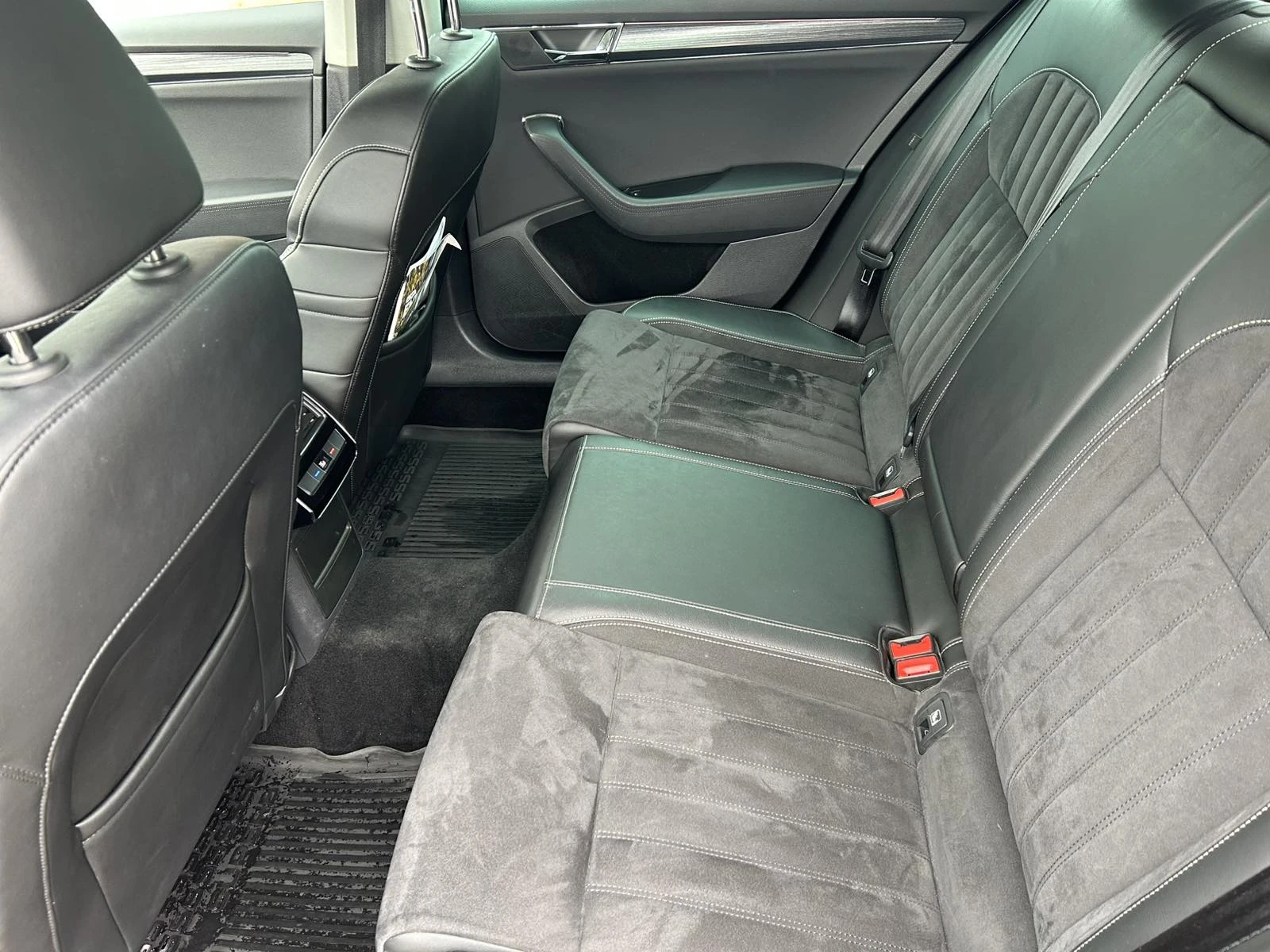 Skoda Superb, снимка 4 - Автомобили и джипове - 54094304