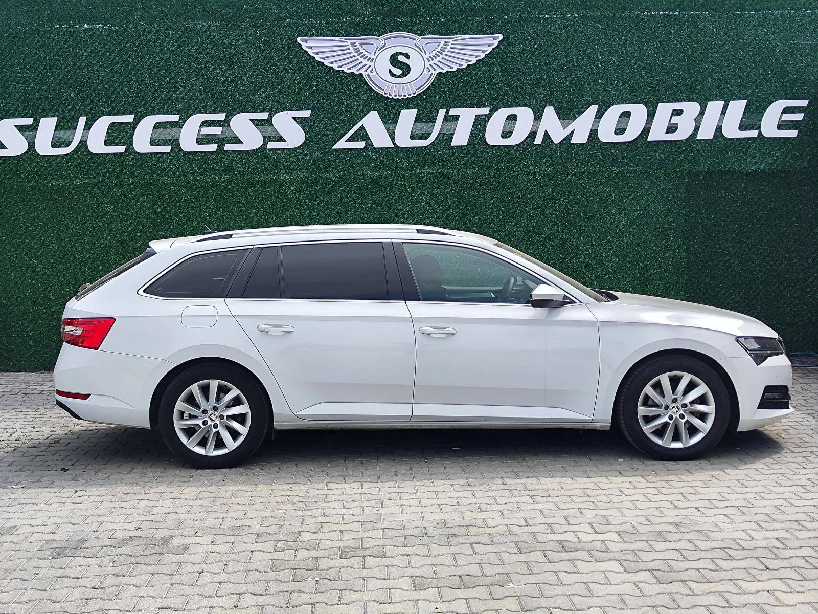 Skoda Superb 2.0* CAMERA* FACE* DISTRONIC* LIZING, снимка 3 - Автомобили и джипове - 54358939