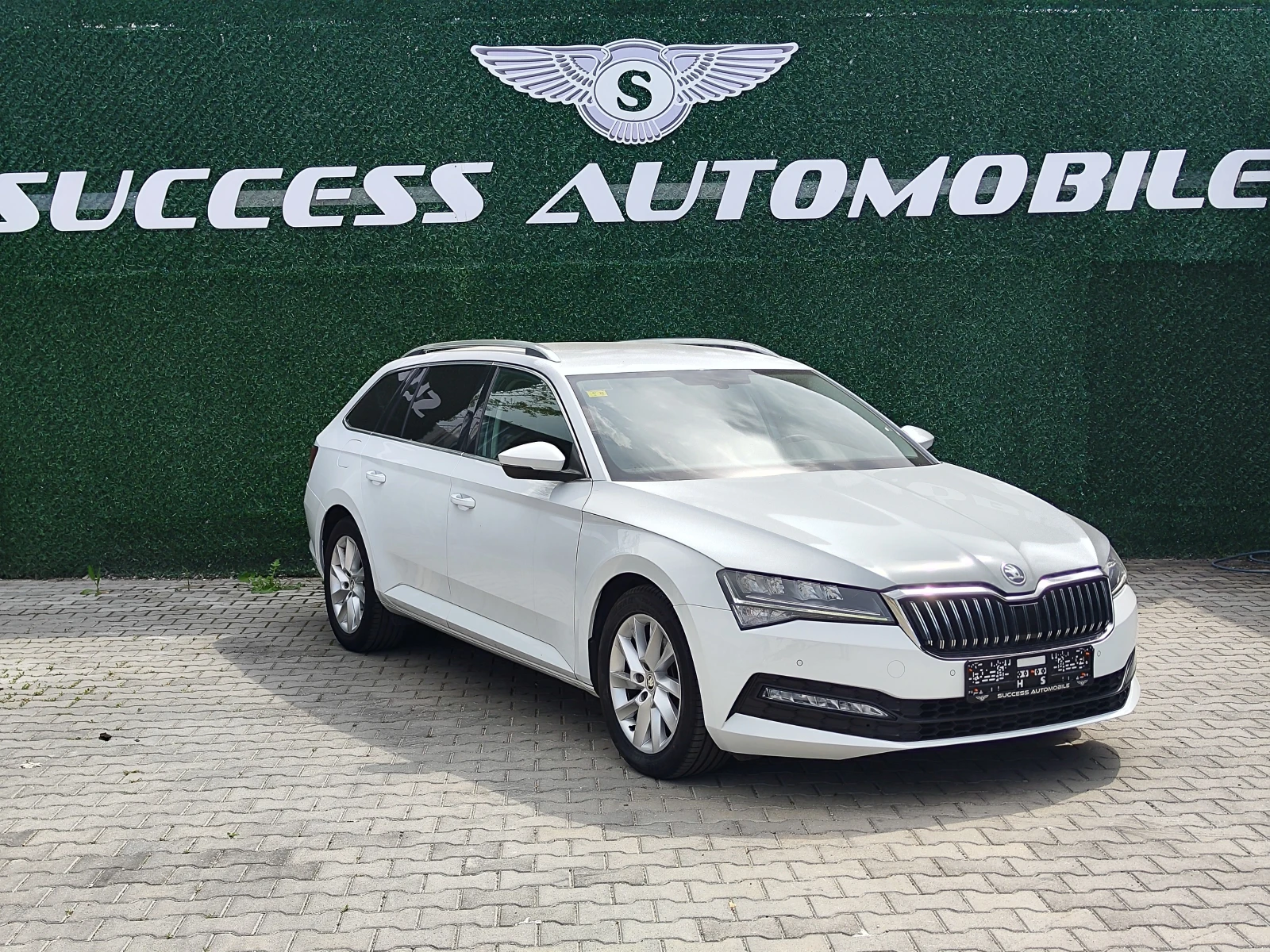 Skoda Superb 2.0* CAMERA* FACE* DISTRONIC* LIZING, снимка 2 - Автомобили и джипове - 54358939