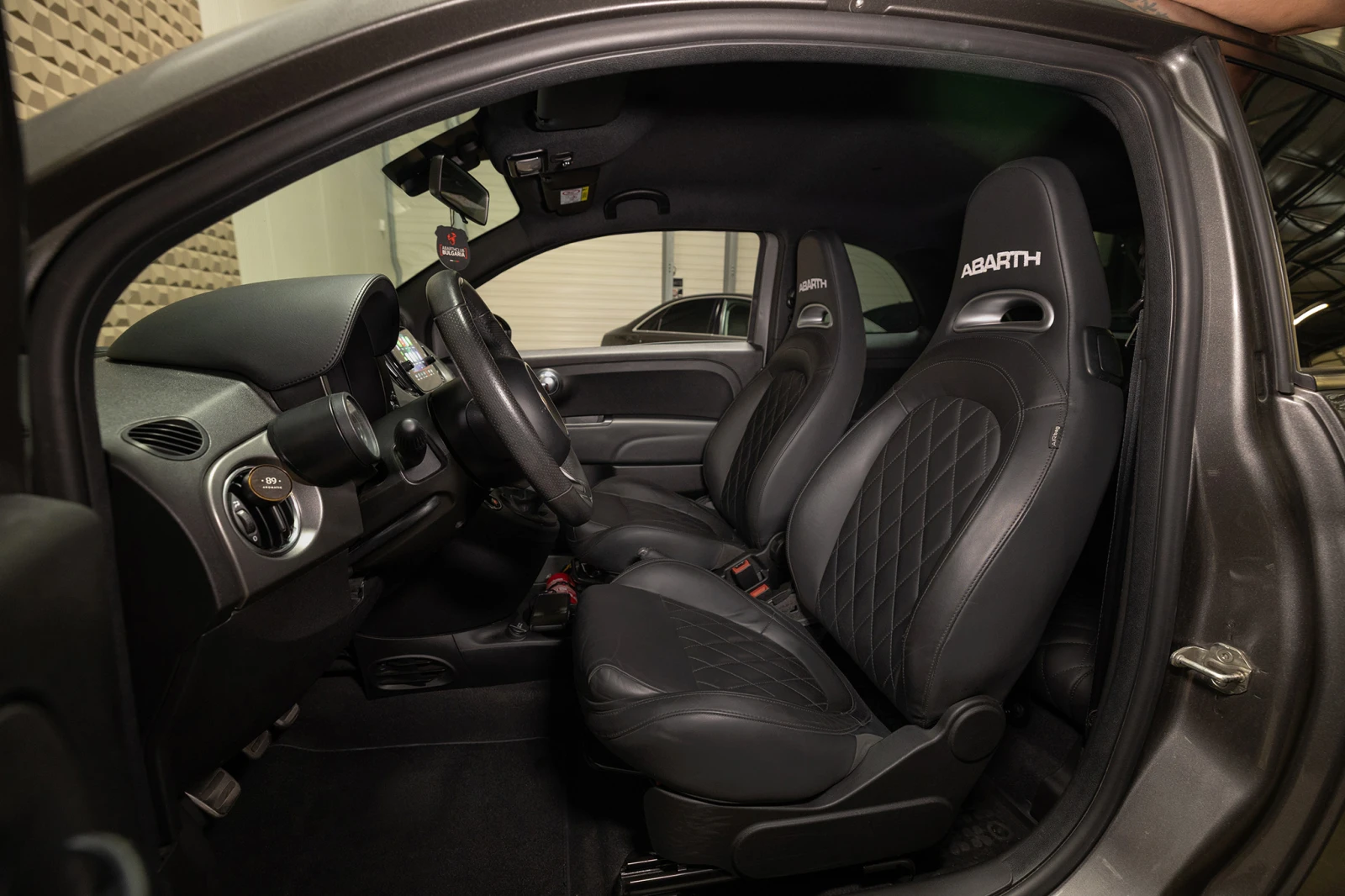 Abarth 595 Turismo 1.4 T-Jet * Akrapovič * , снимка 8 - Автомобили и джипове - 54600716