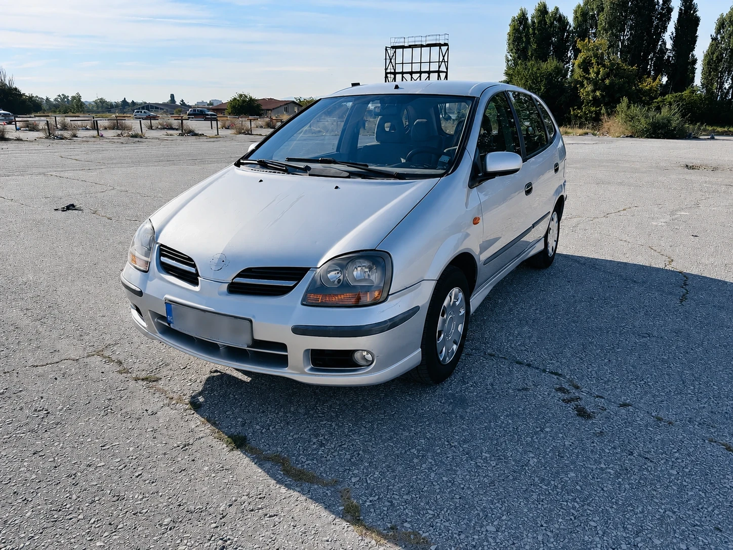 Nissan Almera tino Nissan Almera Tino 1.8 бензин   добро състояние, н