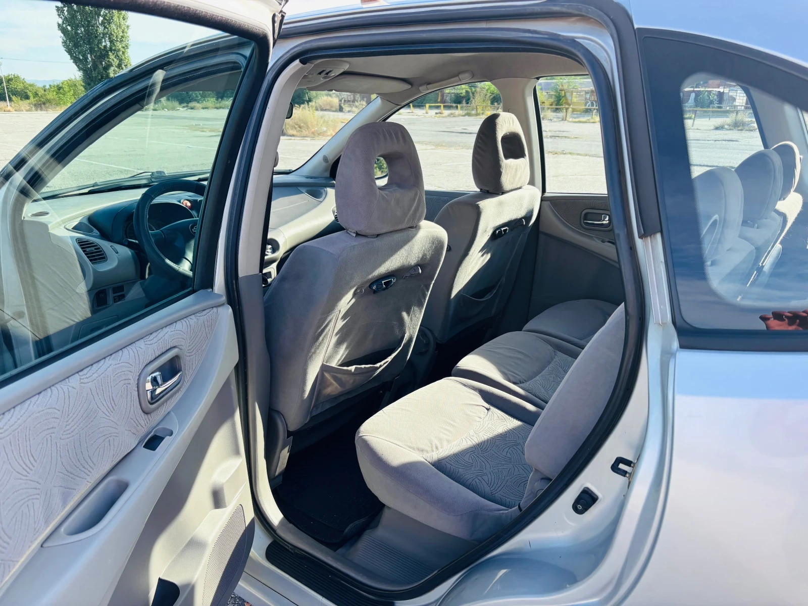 Nissan Almera tino Nissan Almera Tino 1.8 бензин   добро състояние, н, снимка 9 - Автомобили и джипове - 55722662