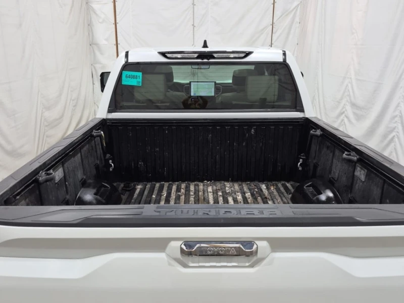 Toyota Tundra * CAPSTONE HYBRID CREW CAB SHORT BED * CARFAX * БЕ, снимка 17 - Автомобили и джипове - 53416072