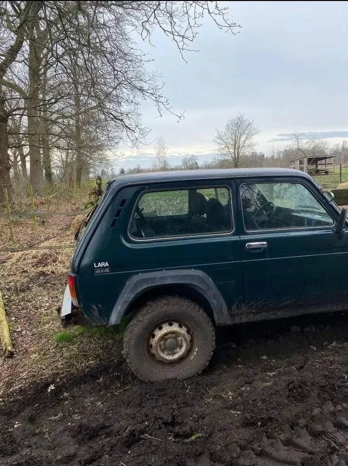 Lada Niva Бензин, снимка 3 - Автомобили и джипове - 47347895