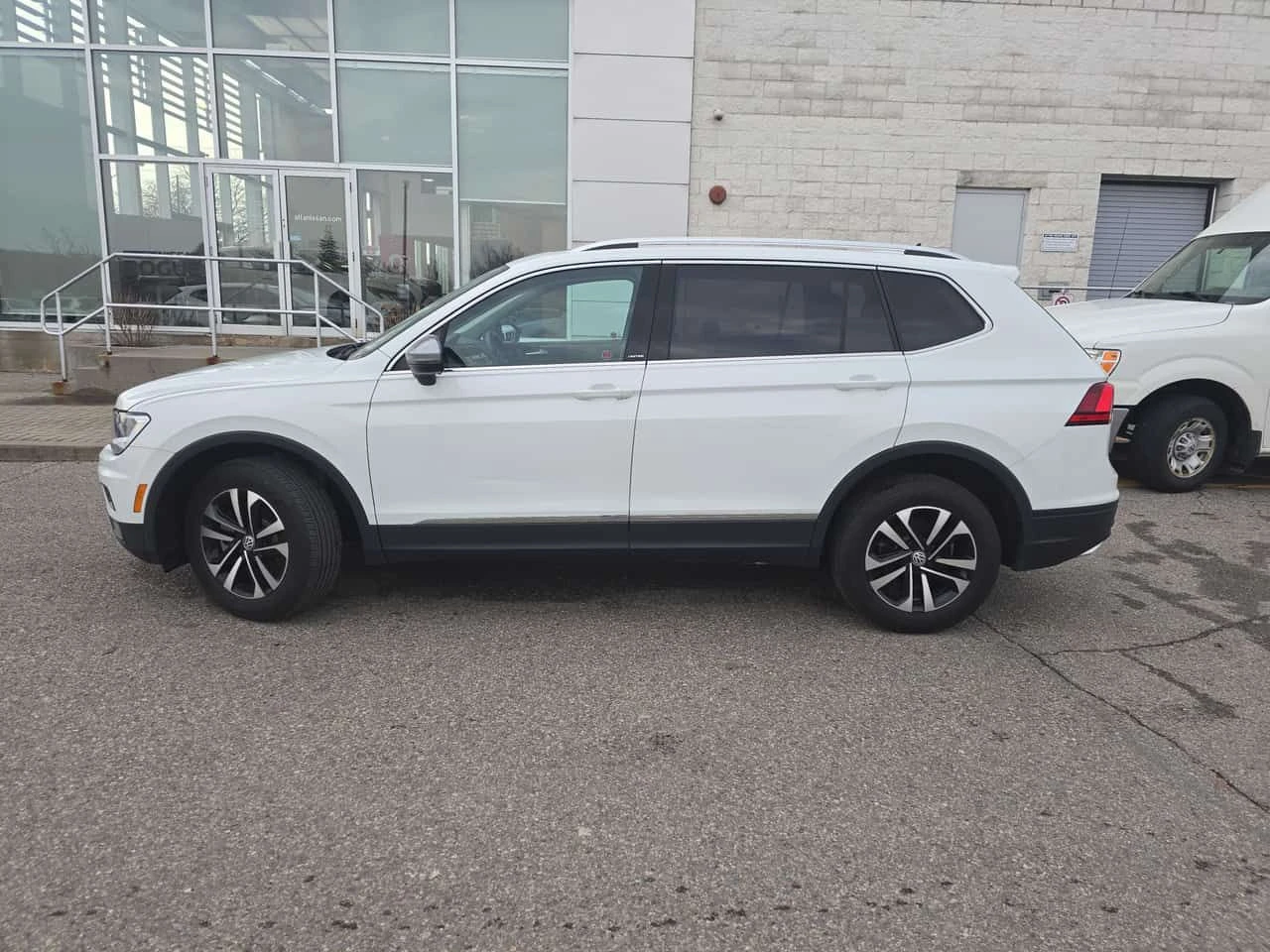 VW Tiguan * 4MOTION * PANO* KEYLESS* ПОДГРЕВ* , снимка 2 - Автомобили и джипове - 54403809