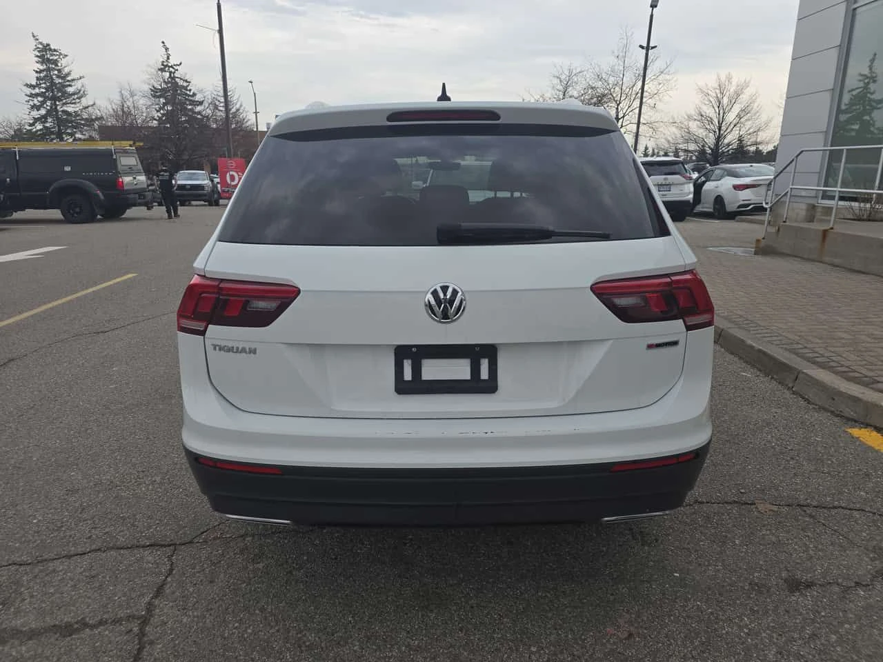 VW Tiguan * 4MOTION * PANO* KEYLESS* ПОДГРЕВ* , снимка 4 - Автомобили и джипове - 54403809