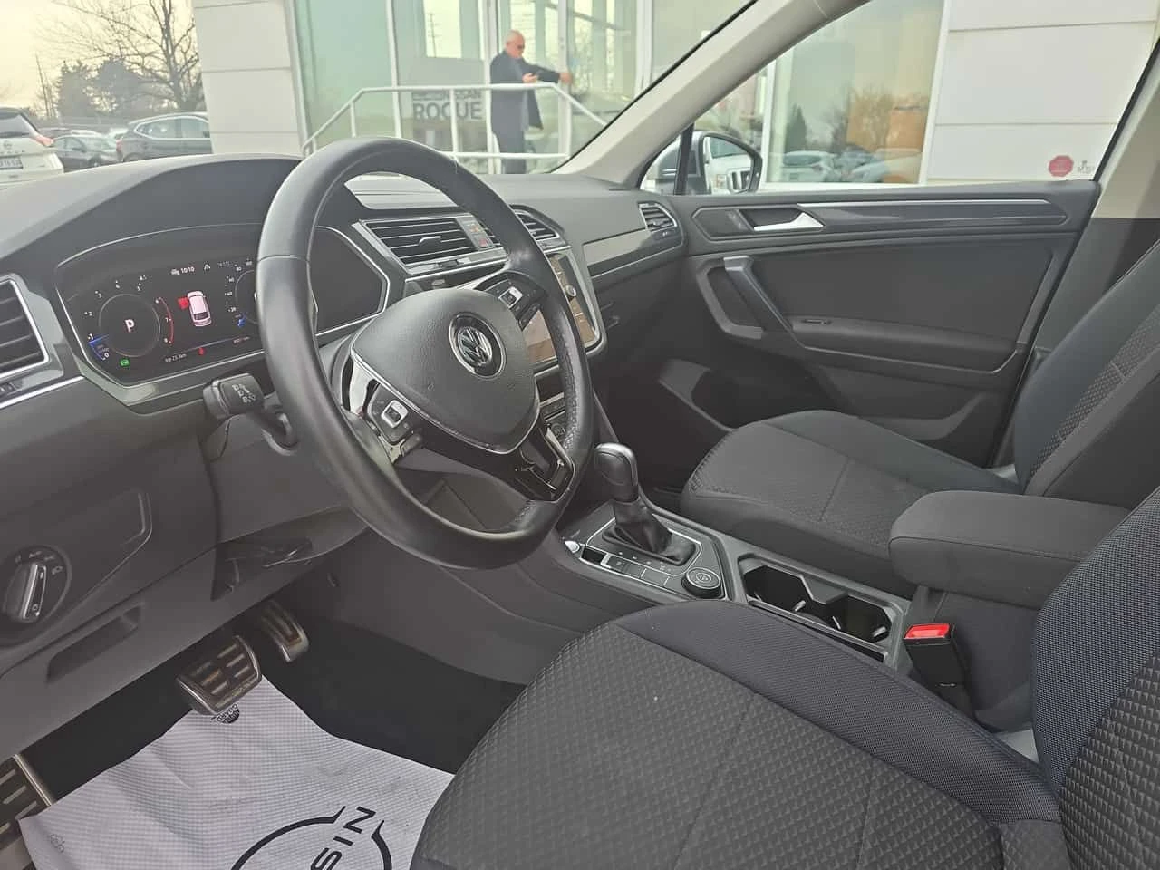 VW Tiguan * 4MOTION * PANO* KEYLESS* ПОДГРЕВ* , снимка 5 - Автомобили и джипове - 54403809