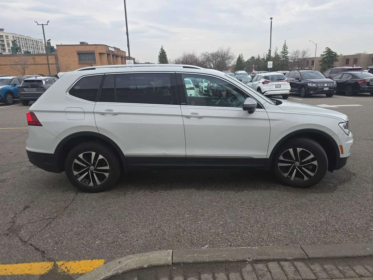 VW Tiguan * 4MOTION * PANO* KEYLESS* ПОДГРЕВ* , снимка 3 - Автомобили и джипове - 54403809