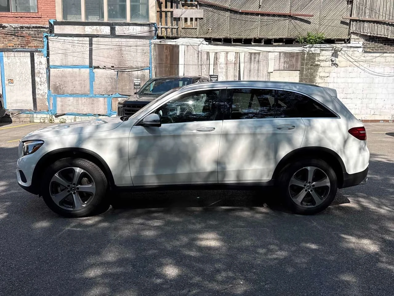 Mercedes-Benz GLC 300 CARFAX/ПАНОРАМА/ПОДГРЕВ/НАВИ/ПАМЕТ/КЛИП, снимка 2 - Автомобили и джипове - 55410408